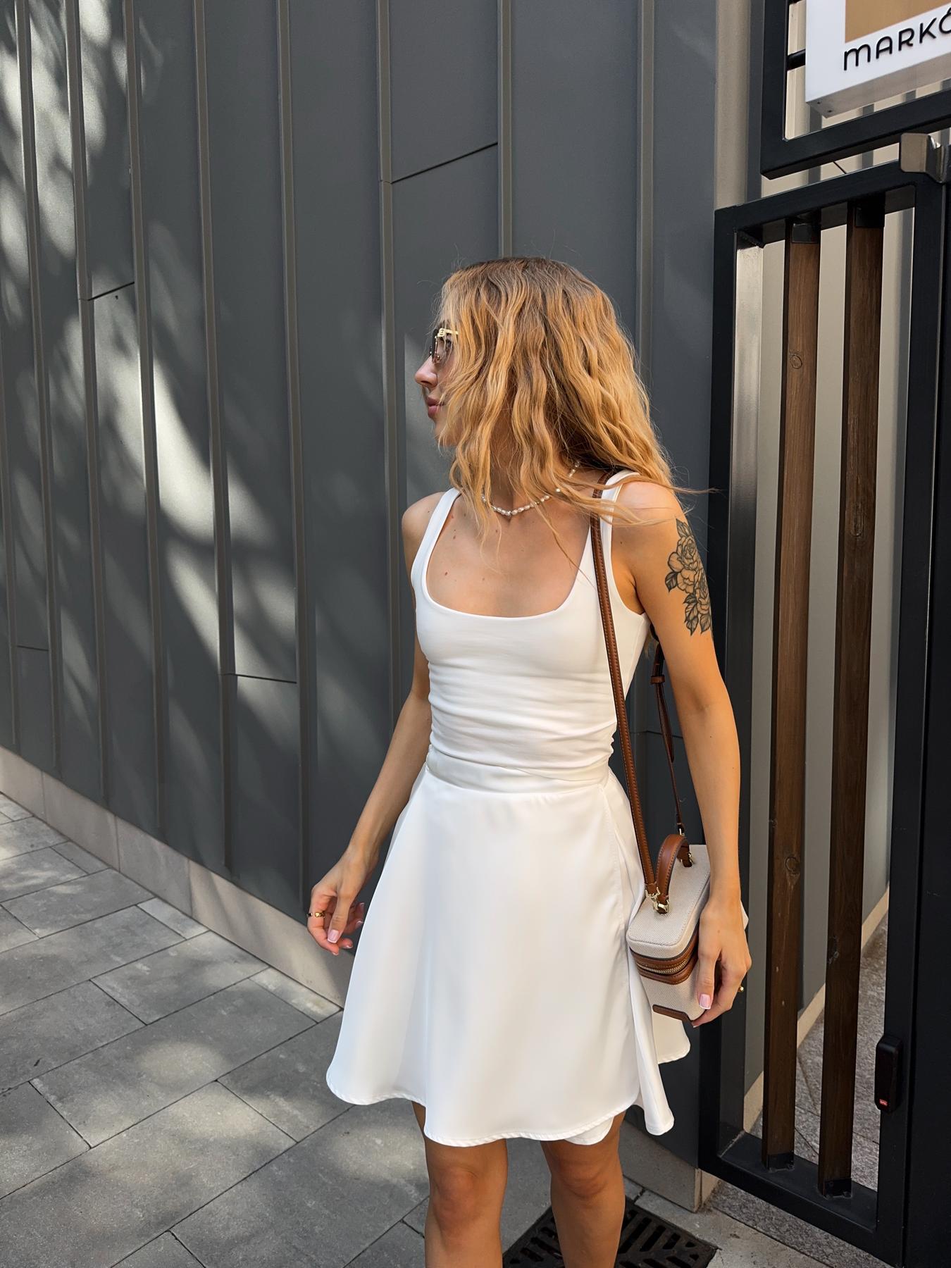 Майка на широких бретелях шампань