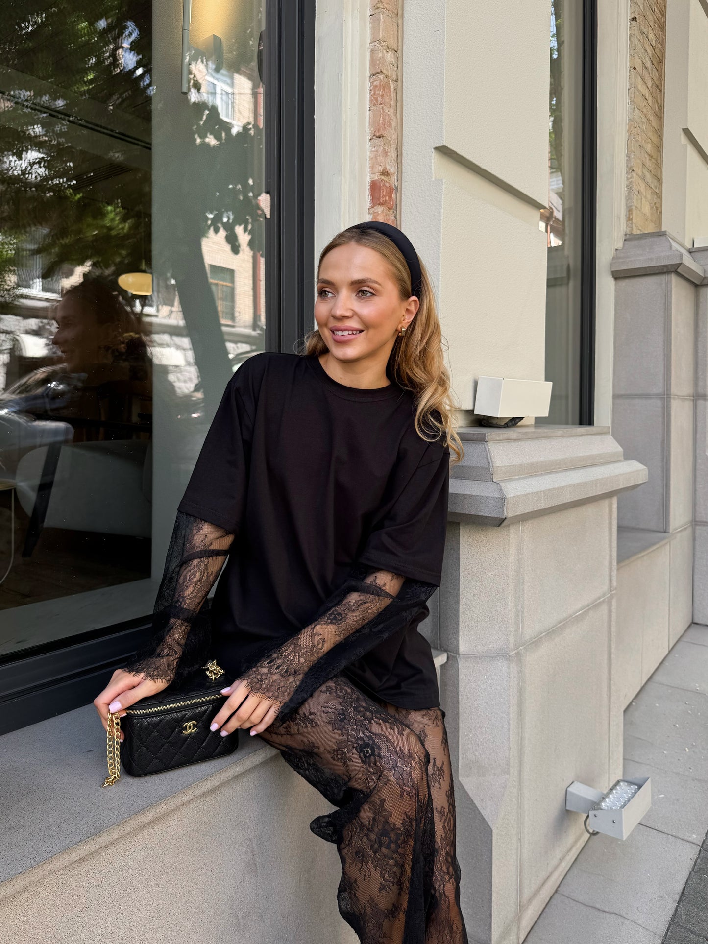 Футболка з мереживними рукавами