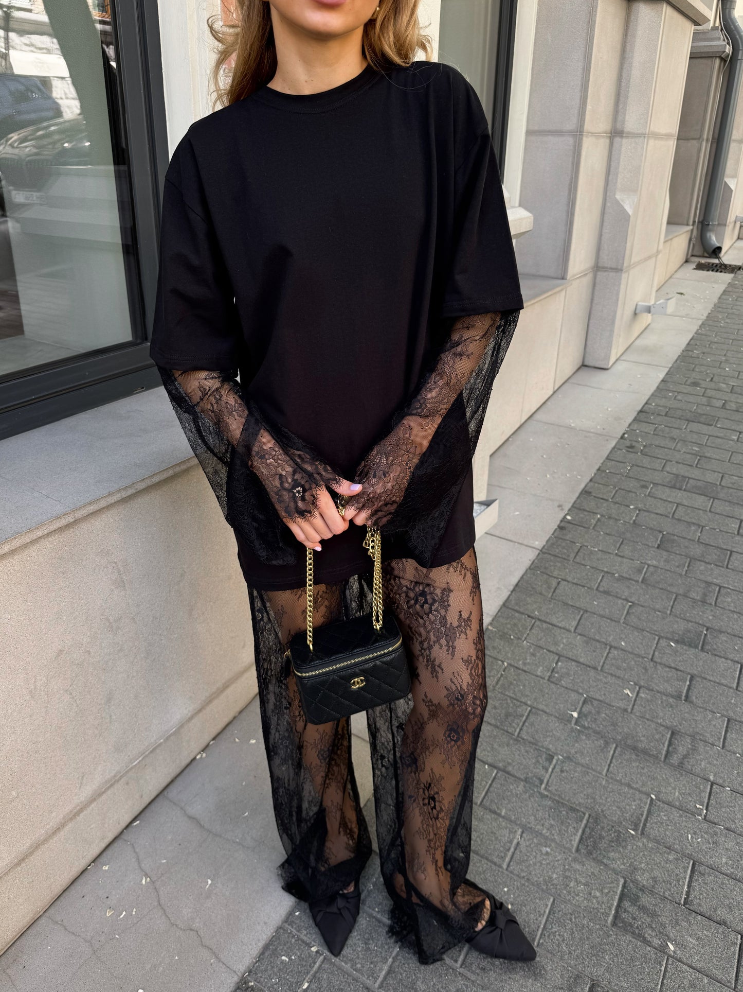 Футболка з мереживними рукавами