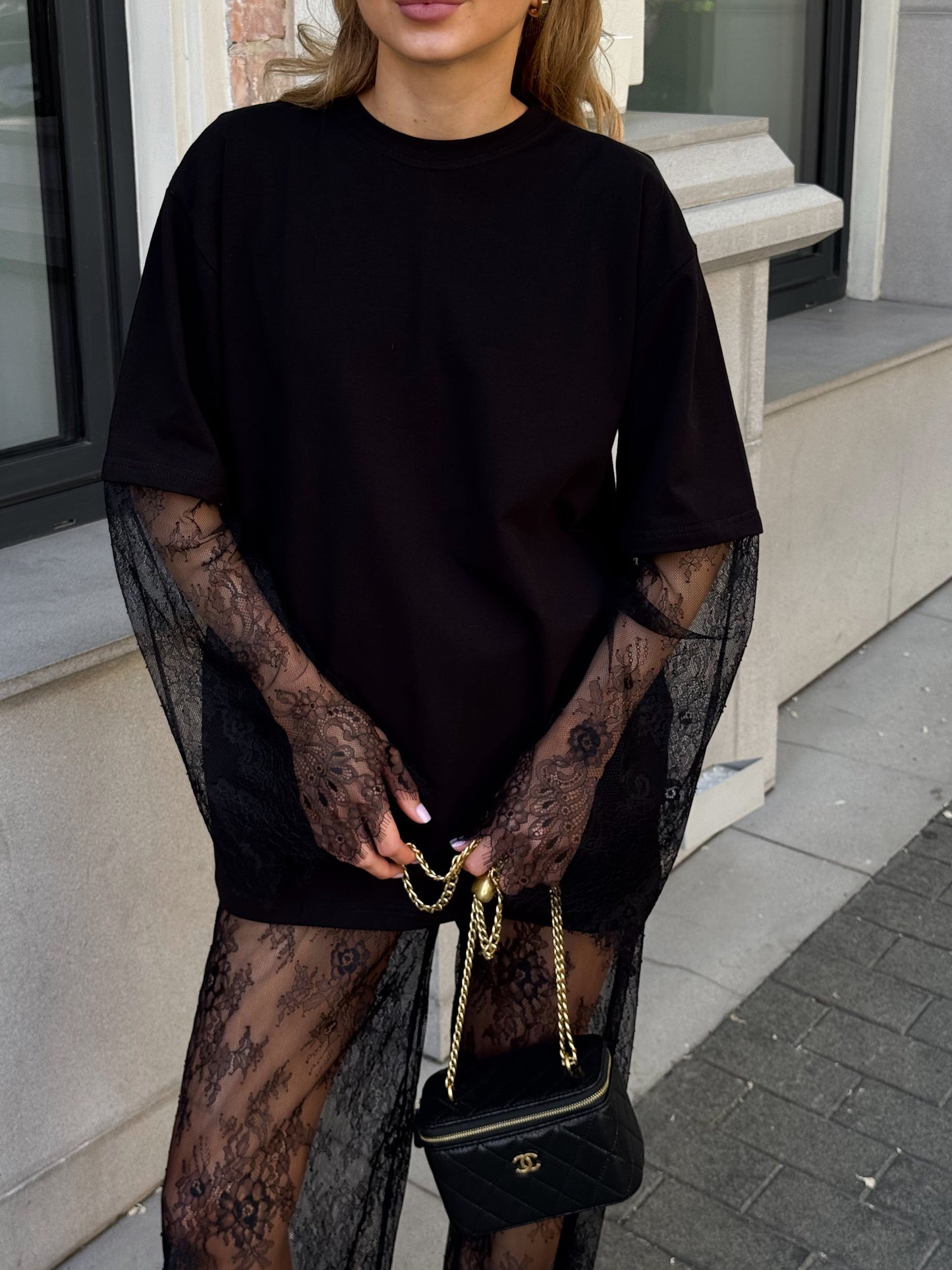 Футболка з мереживними рукавами