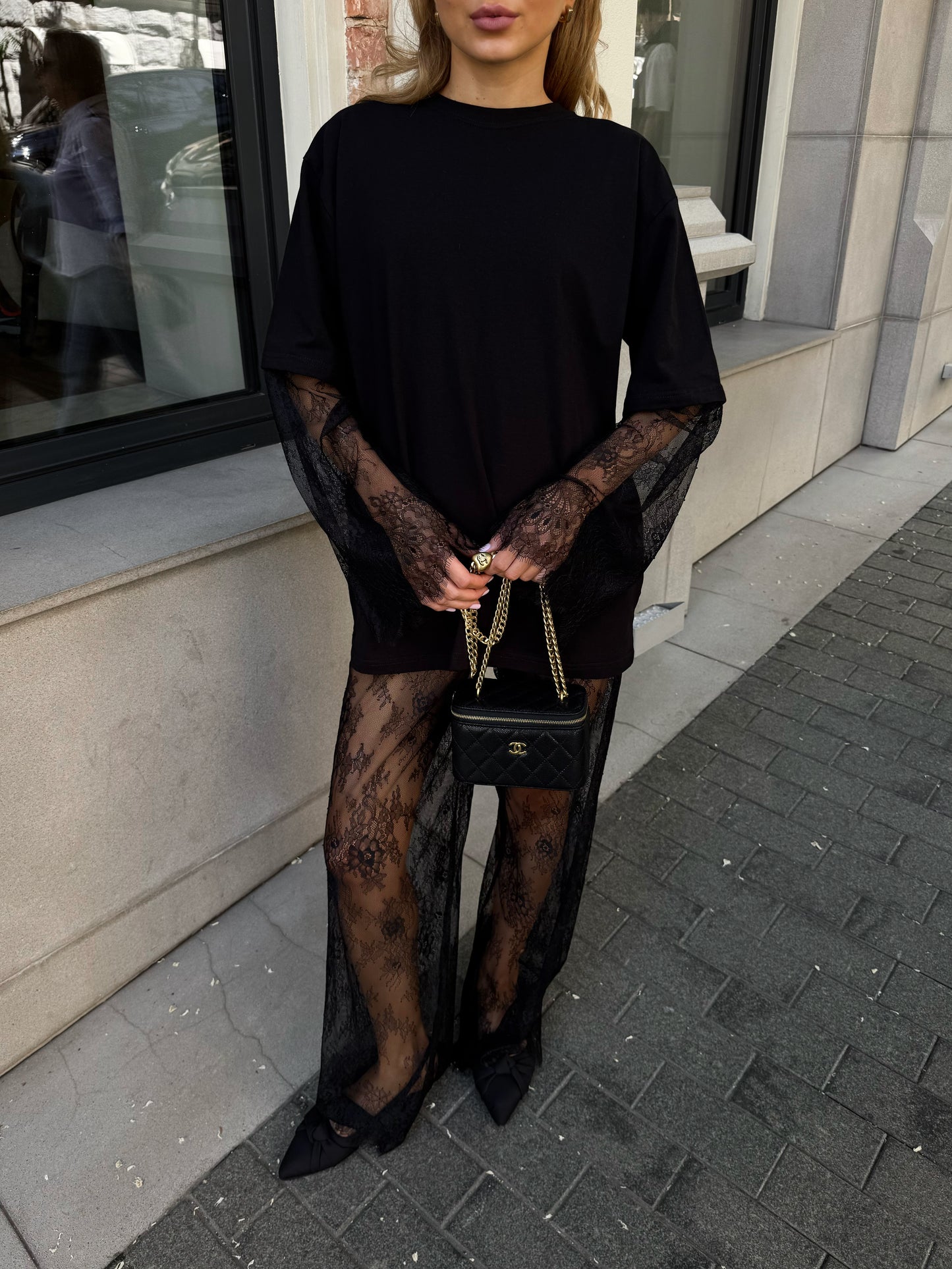 Футболка з мереживними рукавами