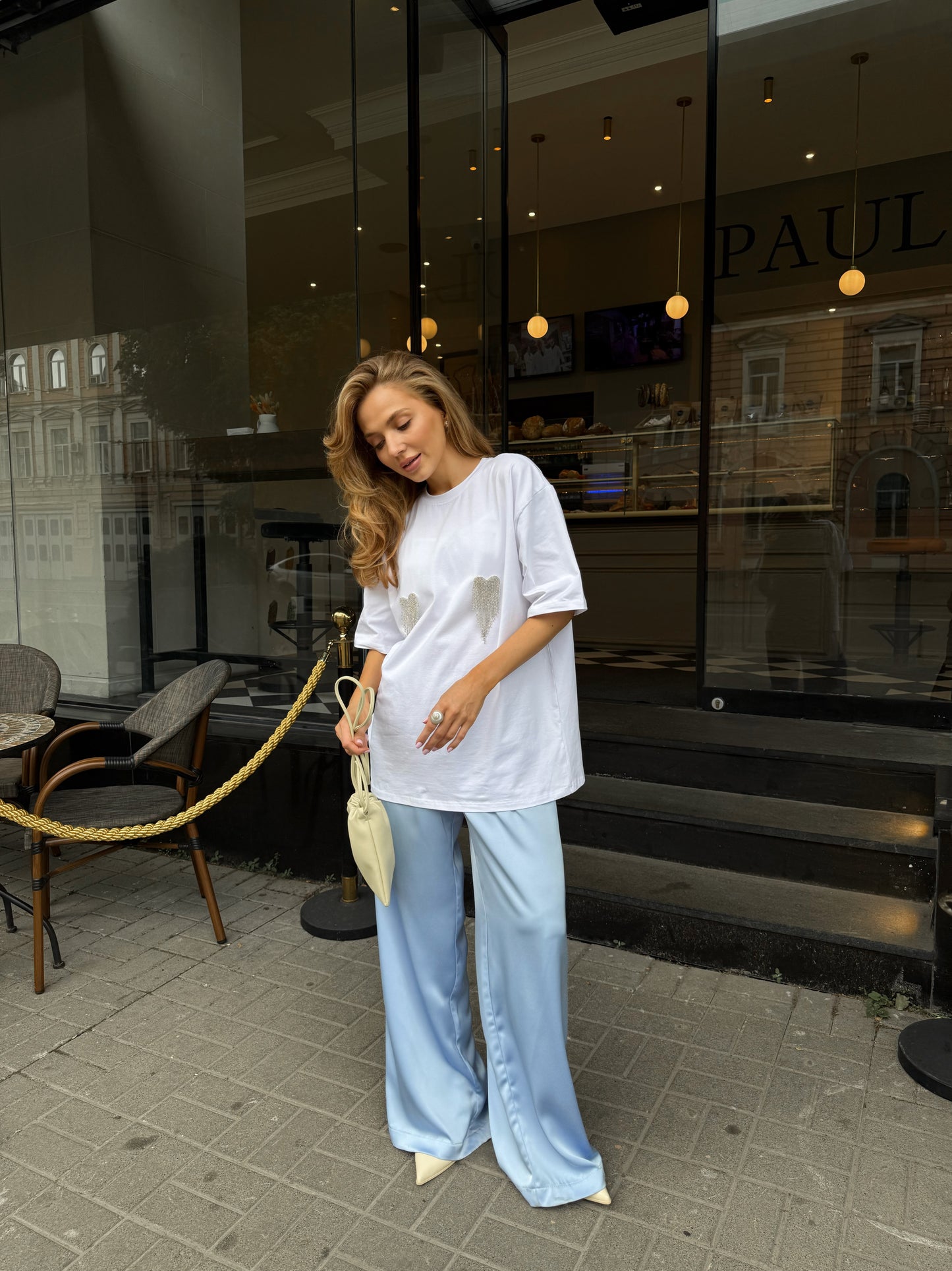 Футболка оверсайз з сердечками з страз