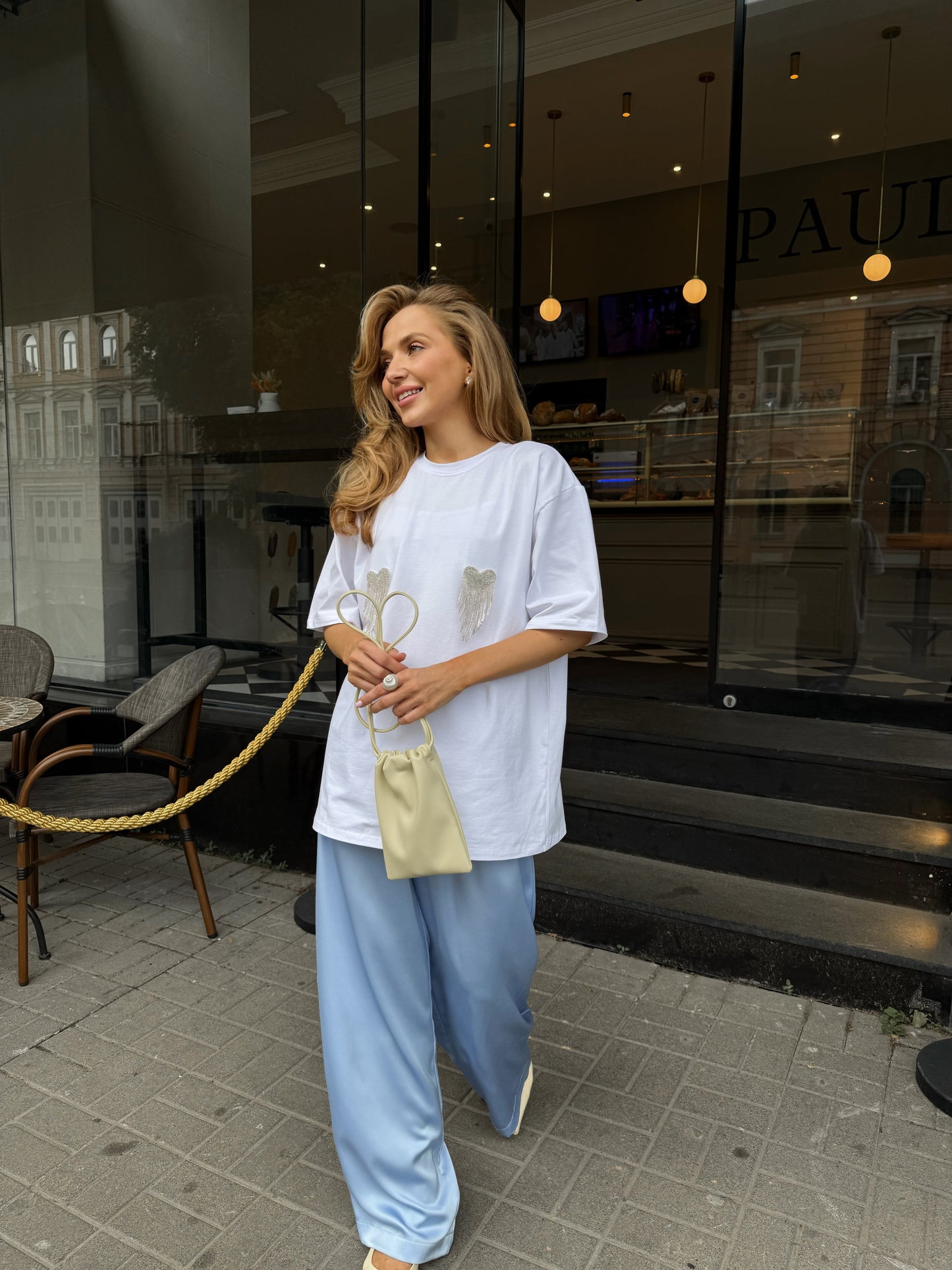 Футболка оверсайз з сердечками з страз