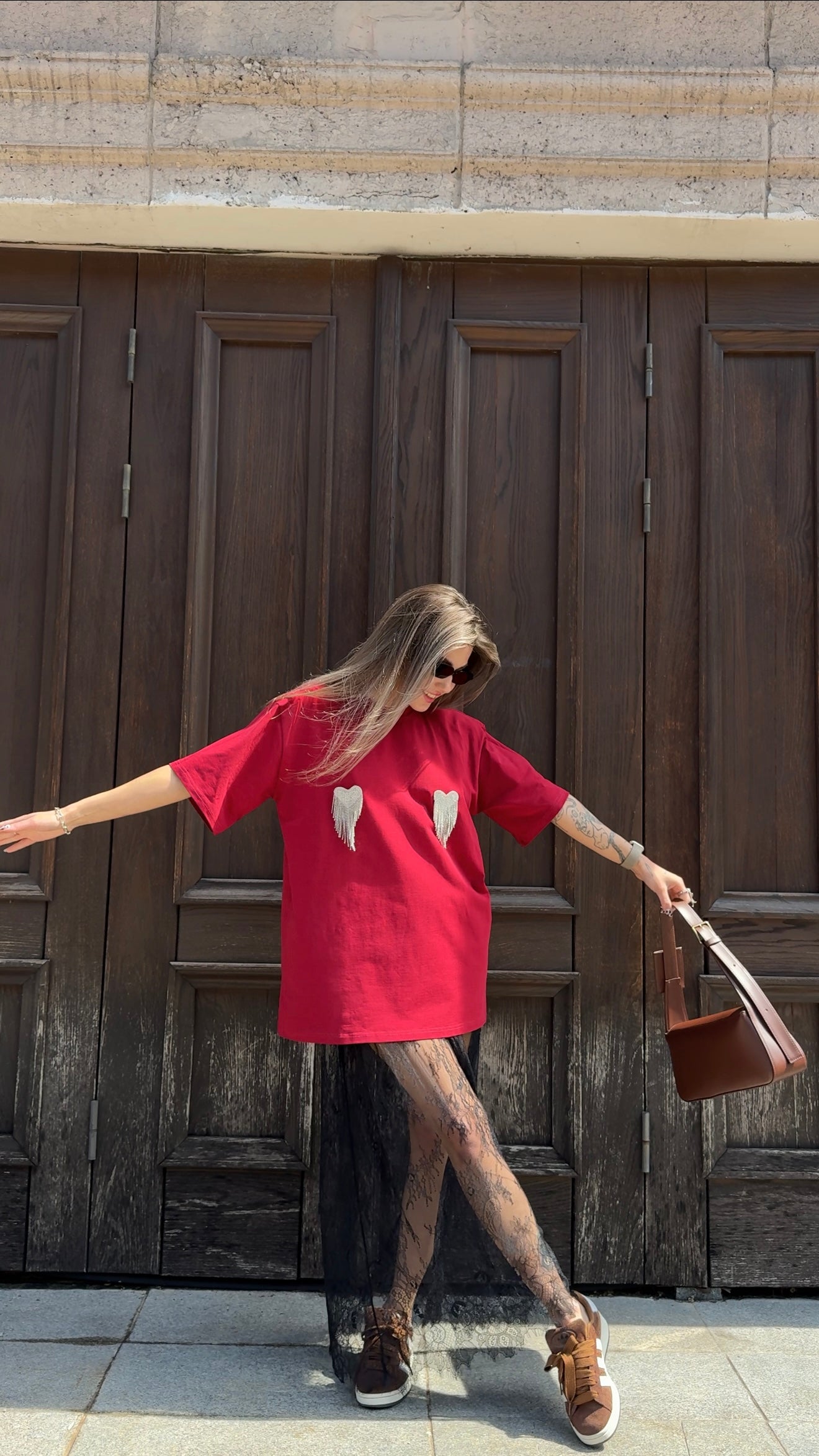 Футболка оверсайз з сердечками з страз