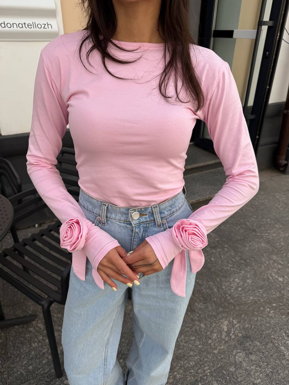 Лонгслів з трояндами на рукавах