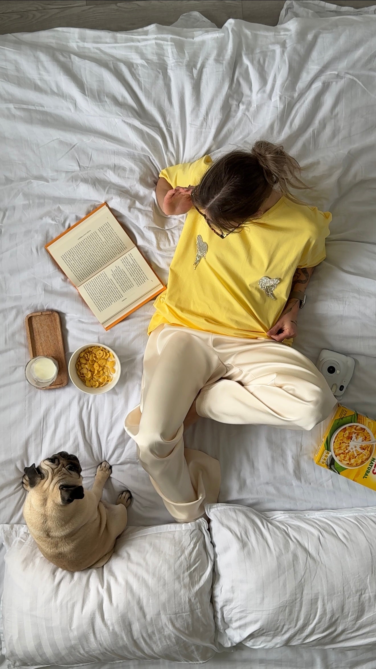 Футболка оверсайз з сердечками з страз