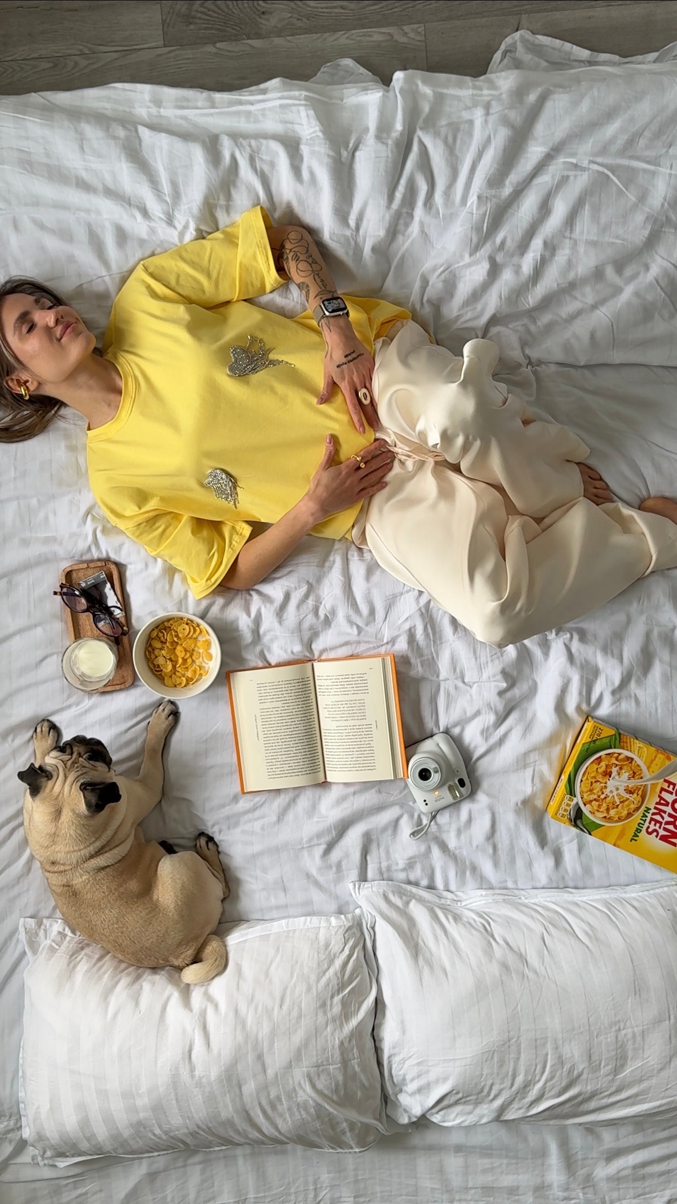 Футболка оверсайз з сердечками з страз