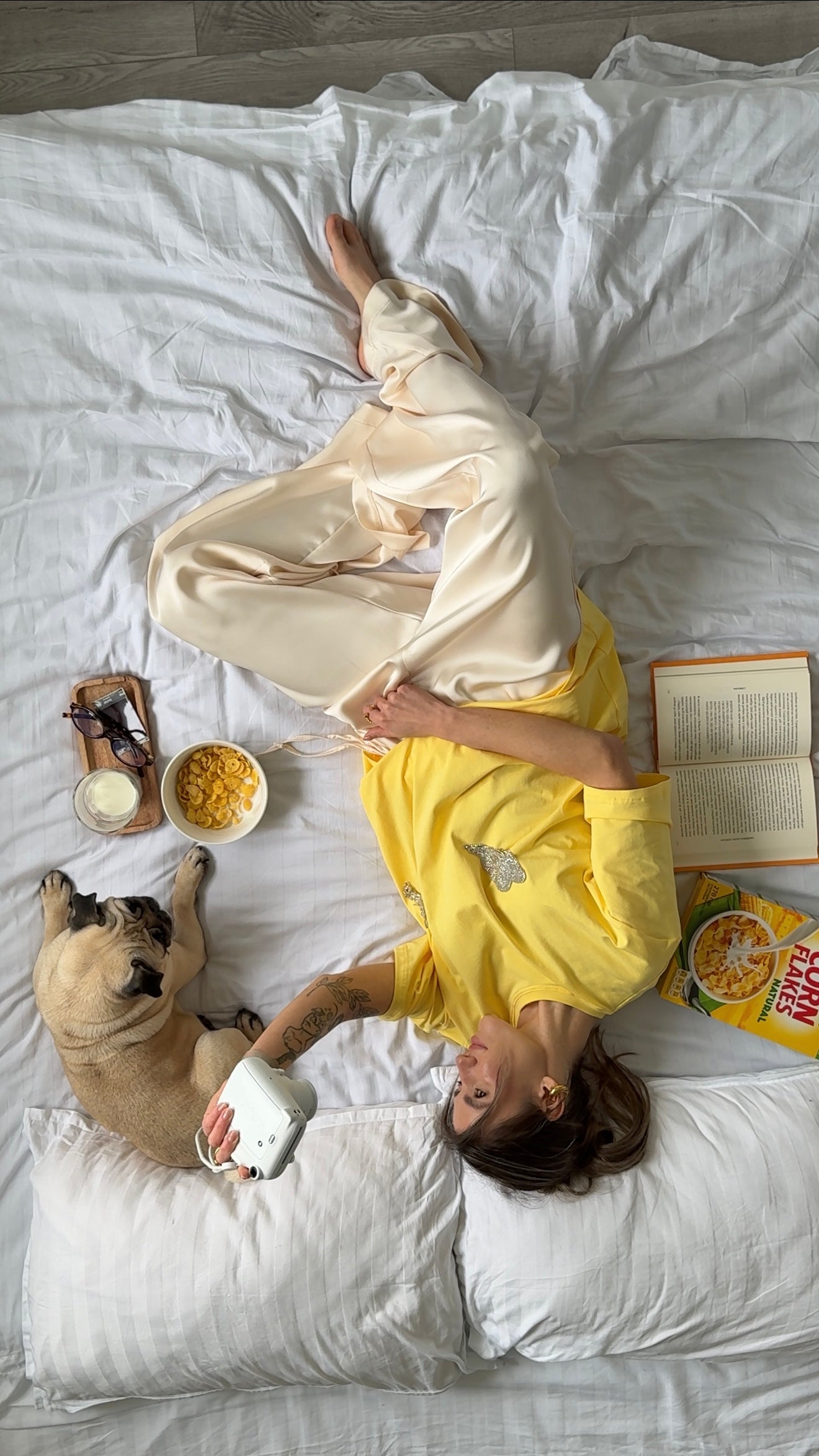 Футболка оверсайз з сердечками з страз