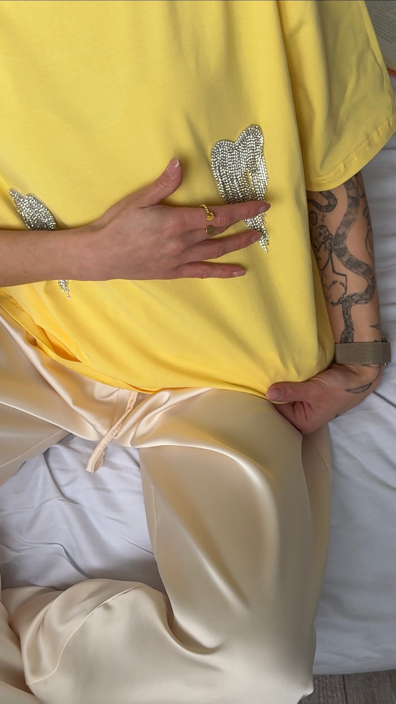 Футболка оверсайз з сердечками з страз