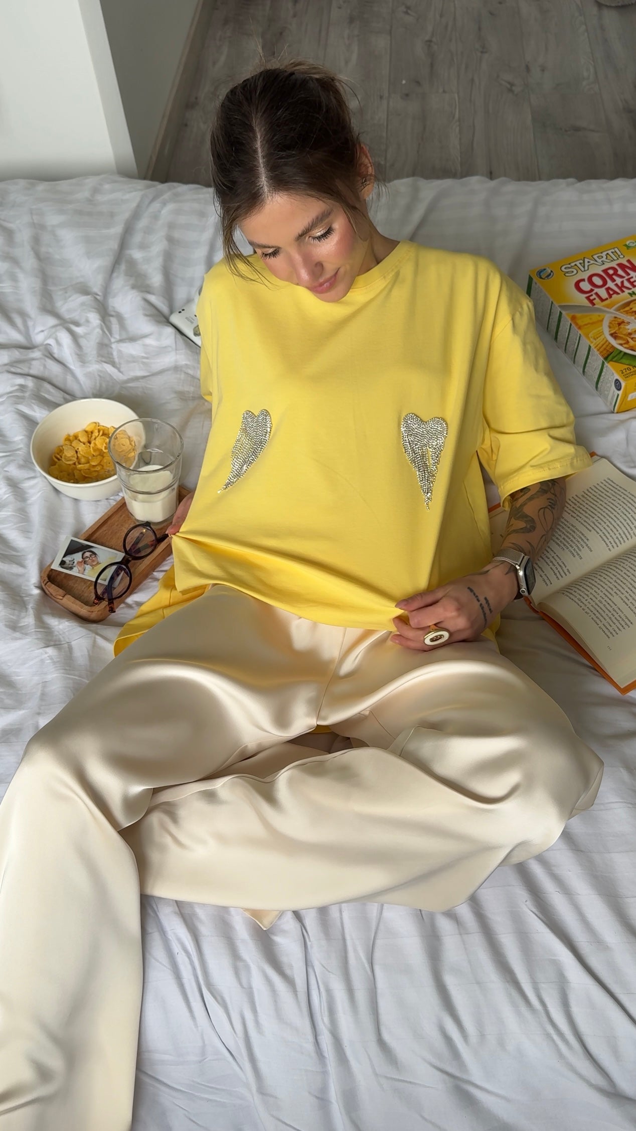 Футболка оверсайз з сердечками з страз