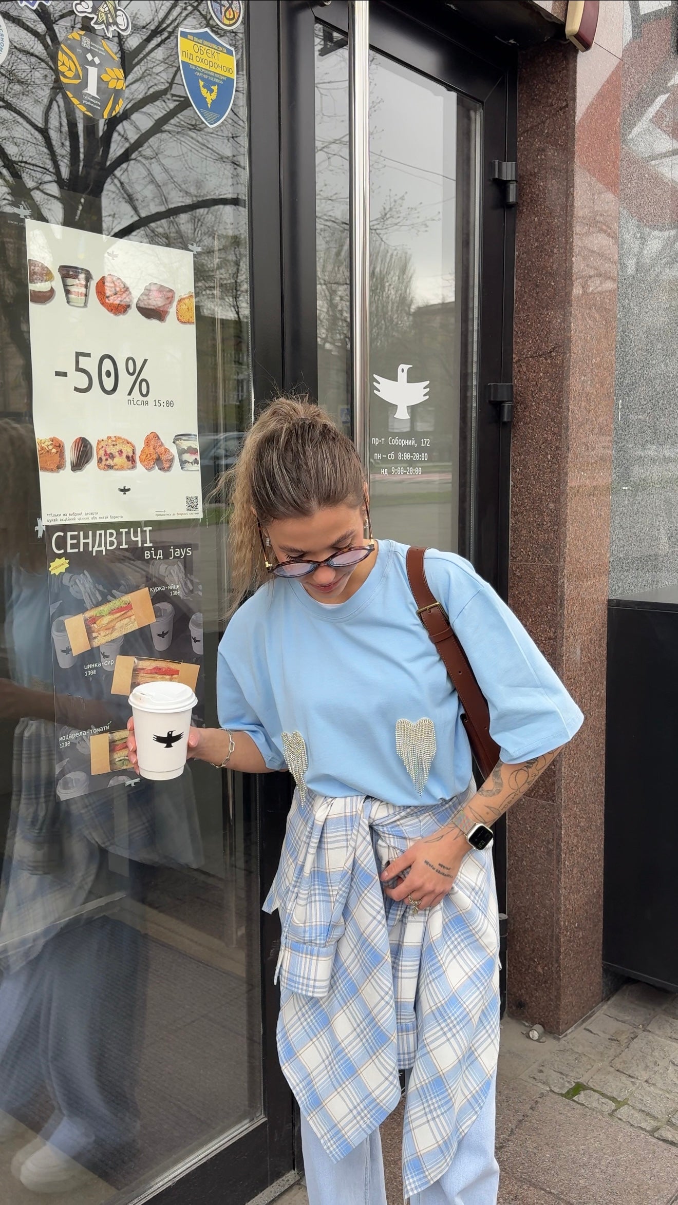 Футболка оверсайз з сердечками з страз