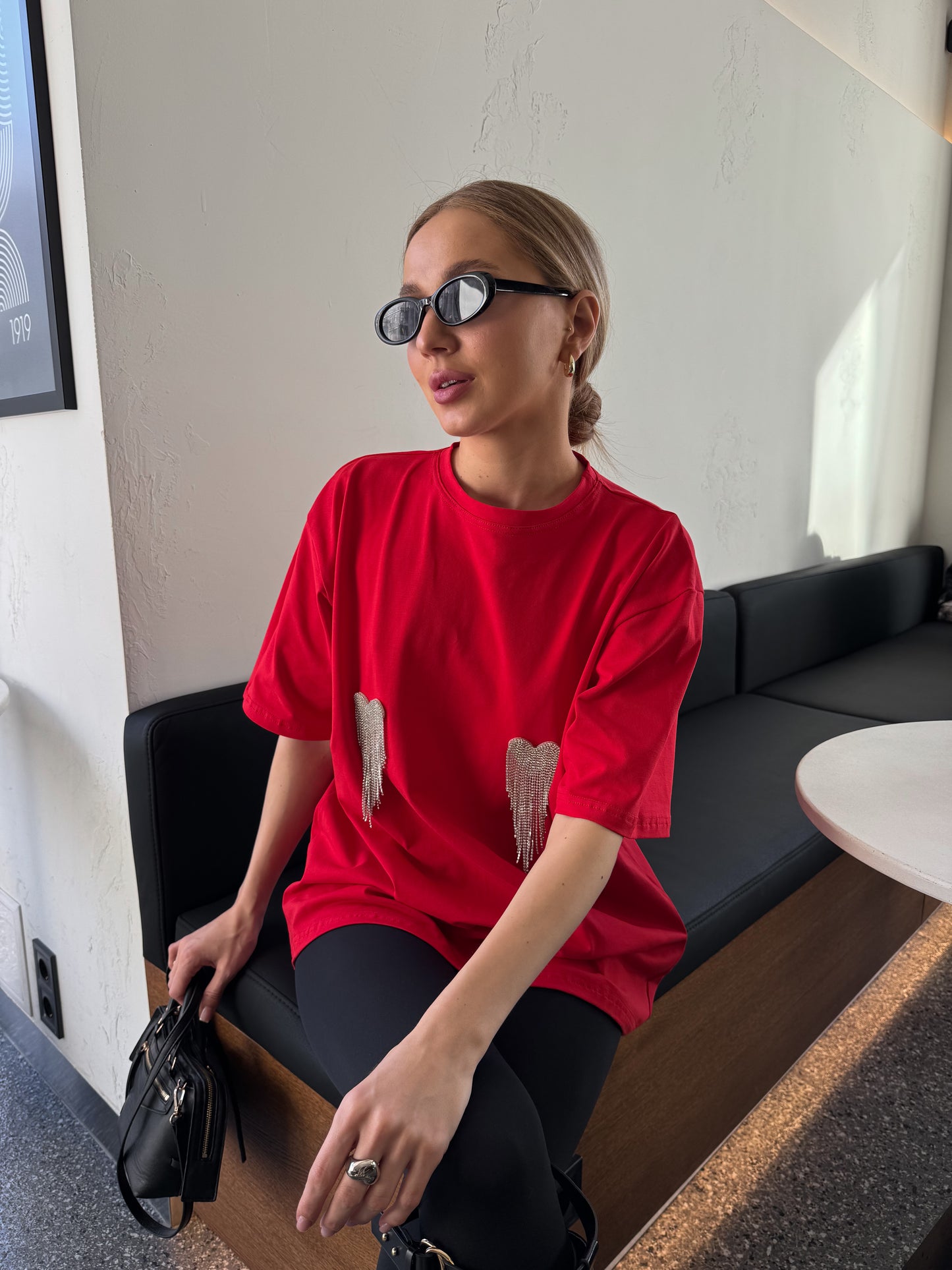 Футболка оверсайз з сердечками з страз