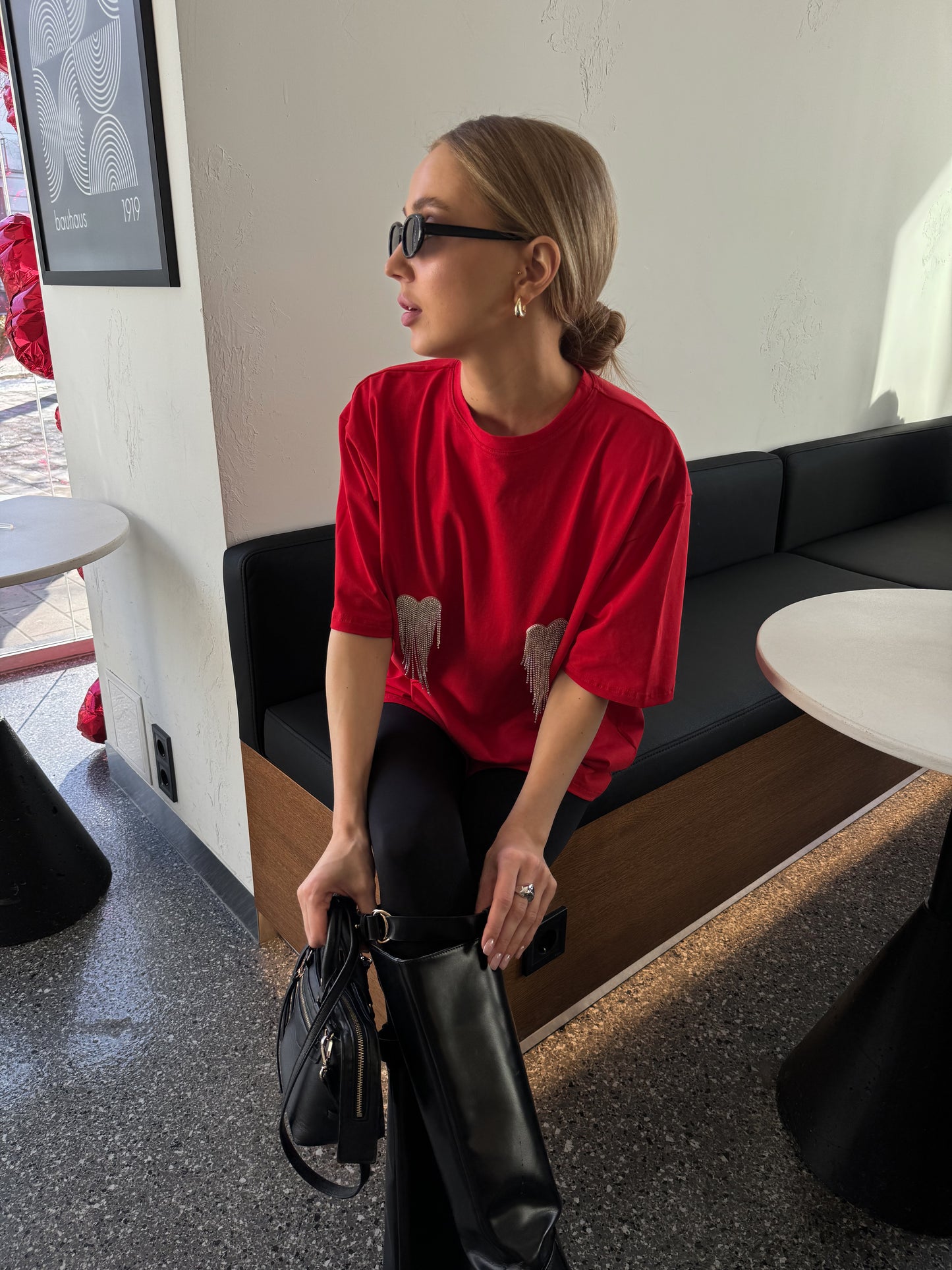 Футболка оверсайз з сердечками з страз