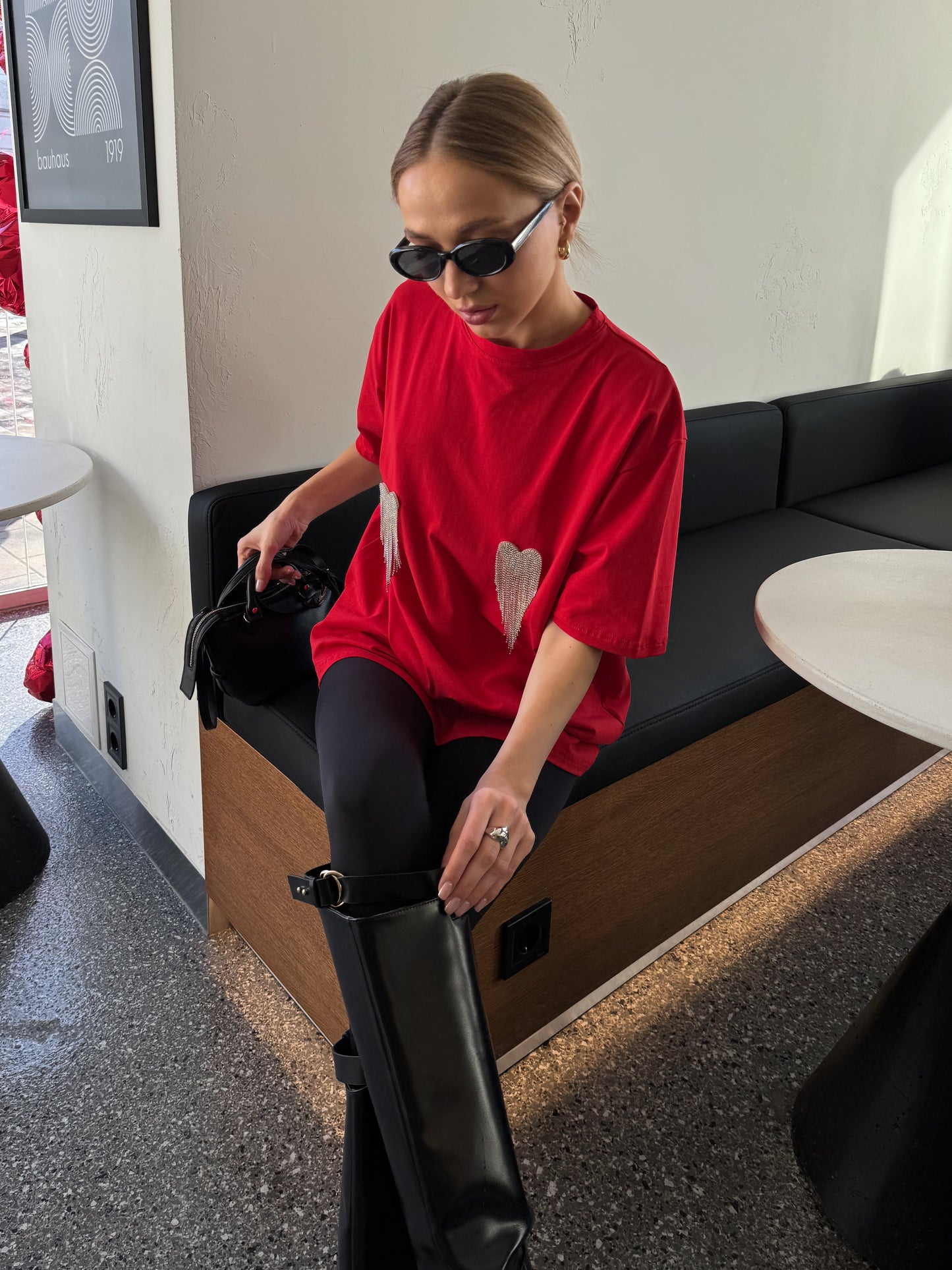 Футболка оверсайз з сердечками з страз