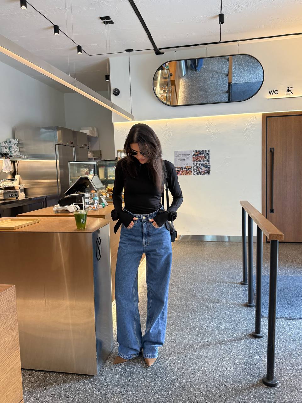 Лонгслів з трояндами на рукавах