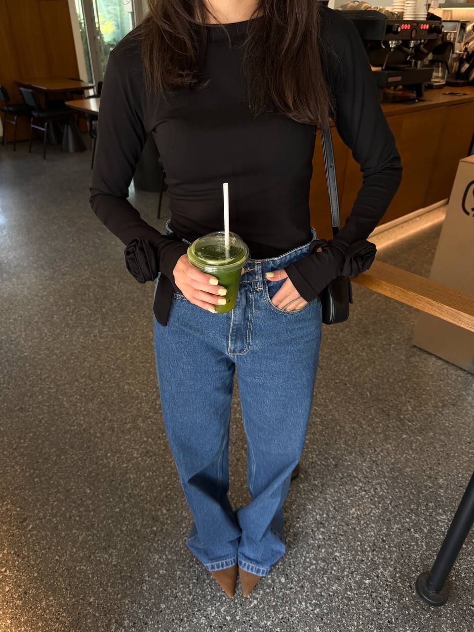 Лонгслів з трояндами на рукавах