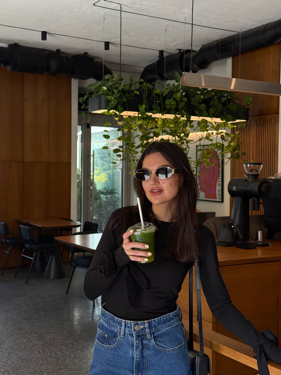 Лонгслів з трояндами на рукавах