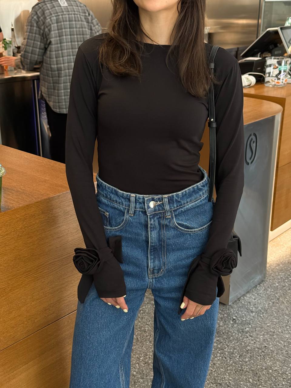 Лонгслів з трояндами на рукавах