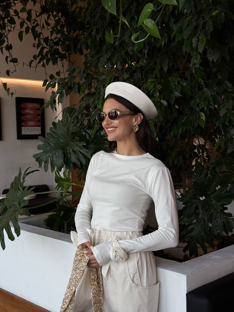 Лонгслів з трояндами на рукавах