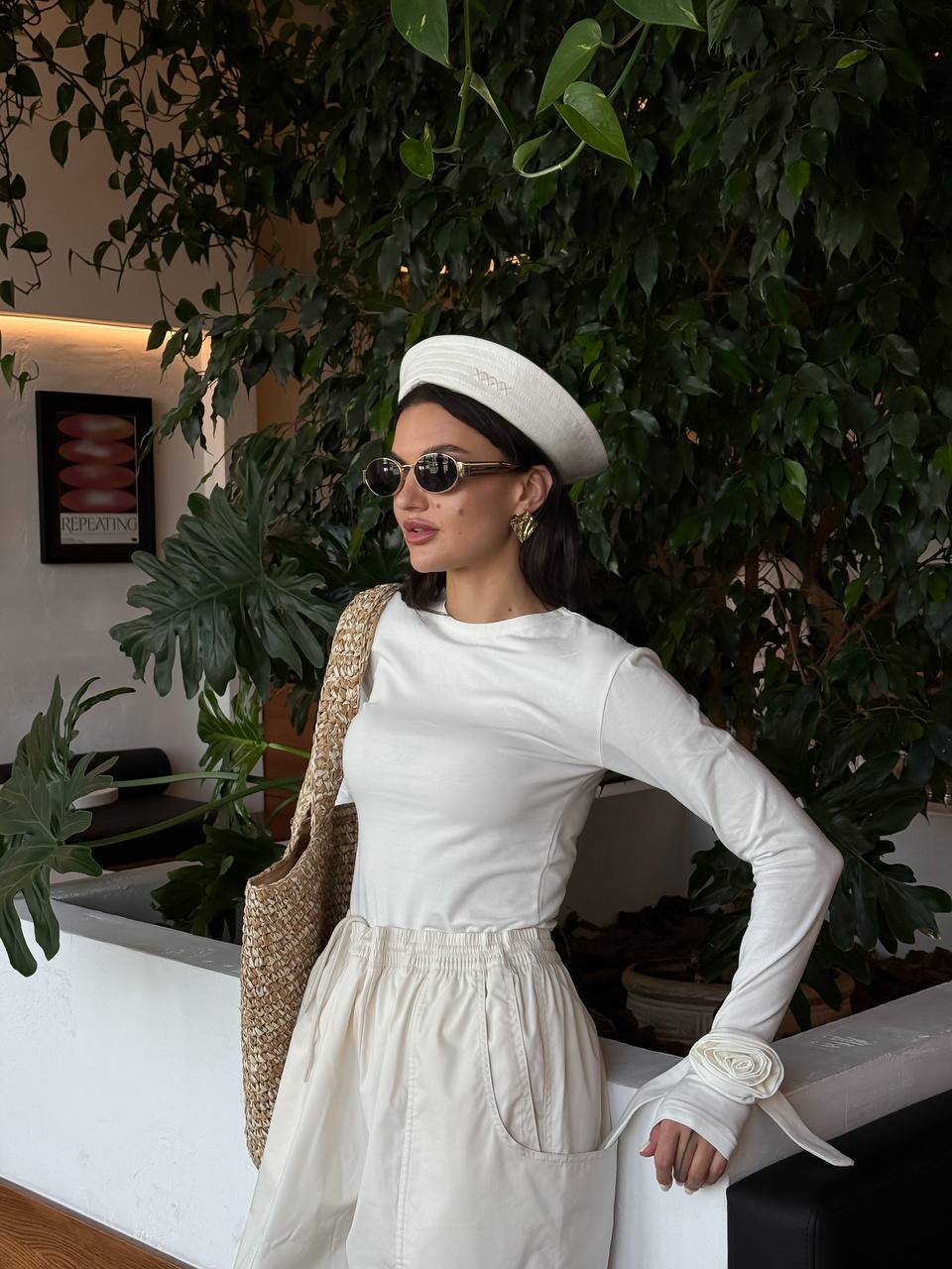 Лонгслів з трояндами на рукавах