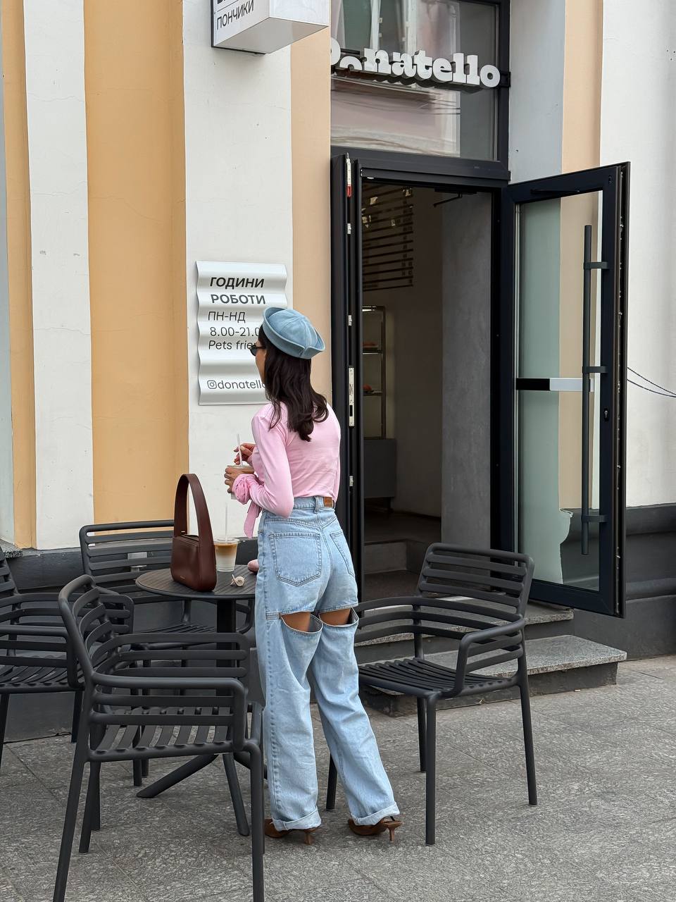 Лонгслів з трояндами на рукавах