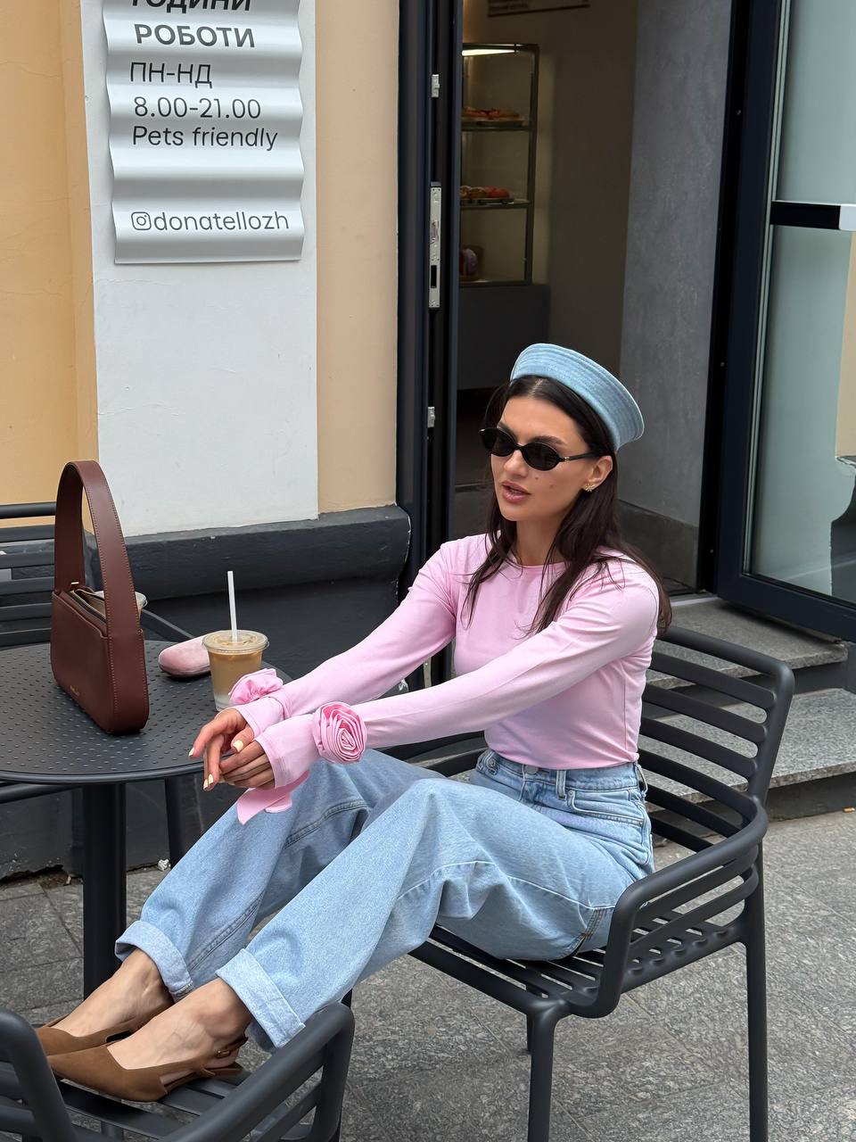 Лонгслів з трояндами на рукавах