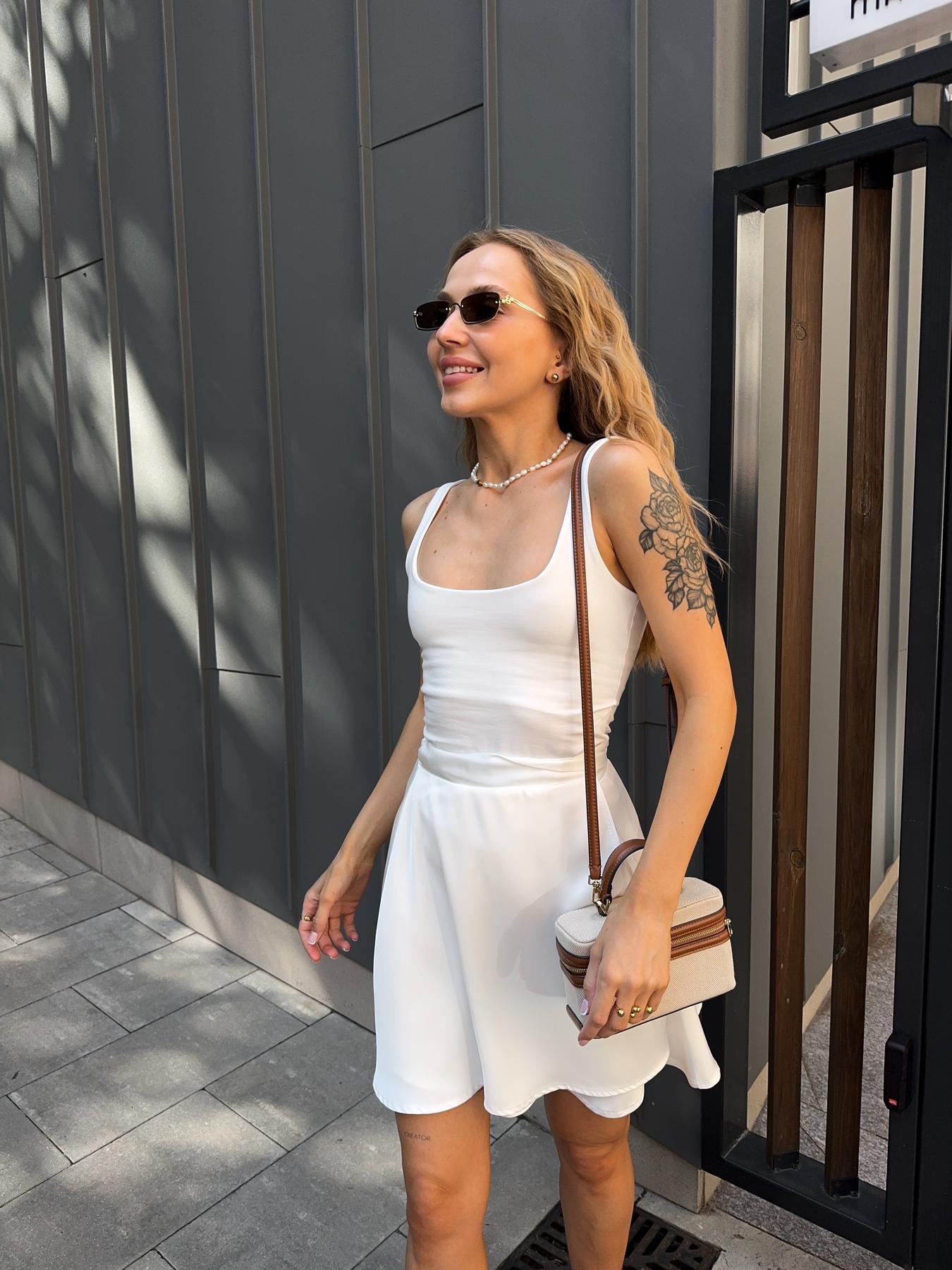 Майка на широких бретелях шампань