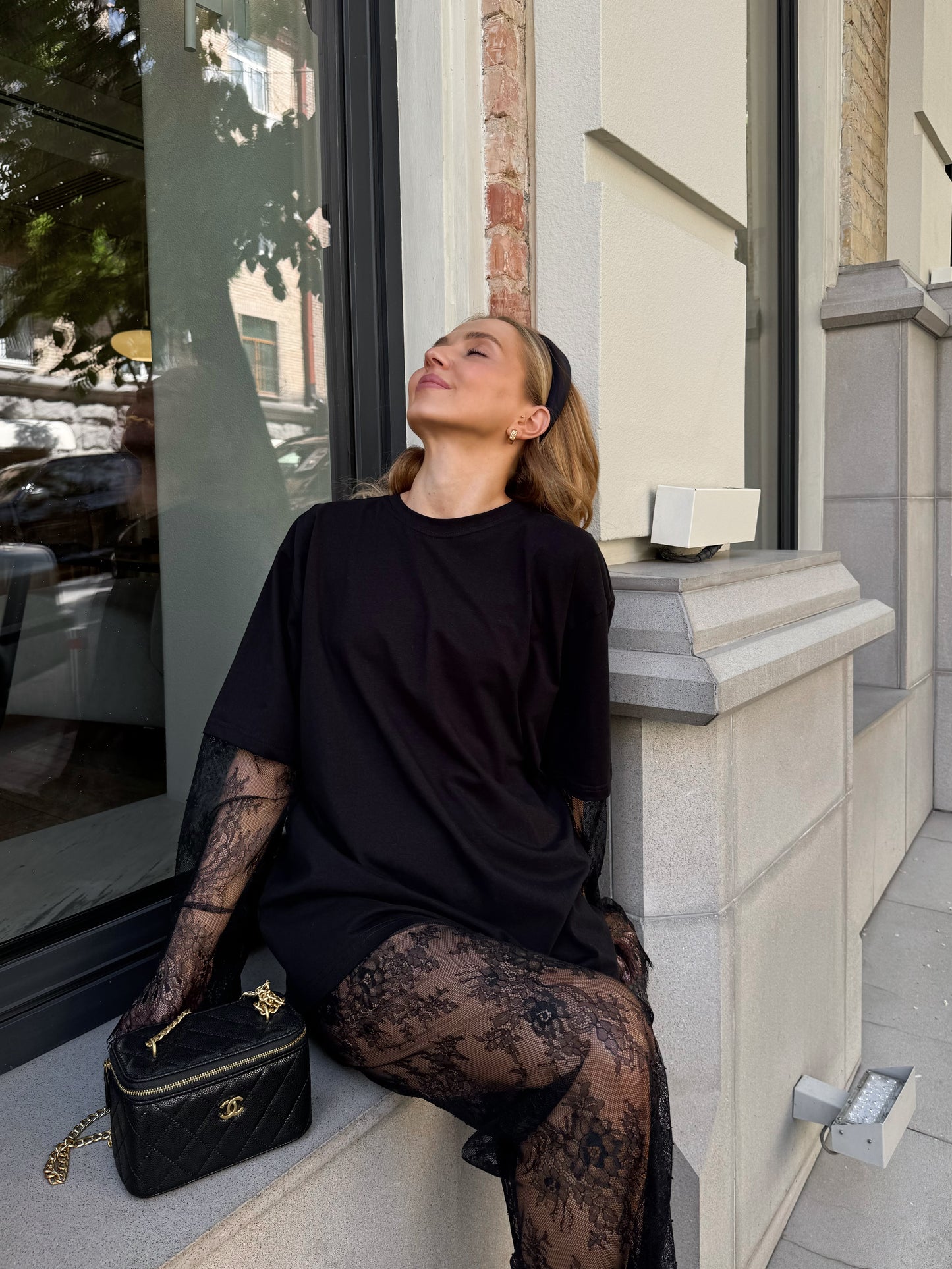 Футболка з мереживними рукавами