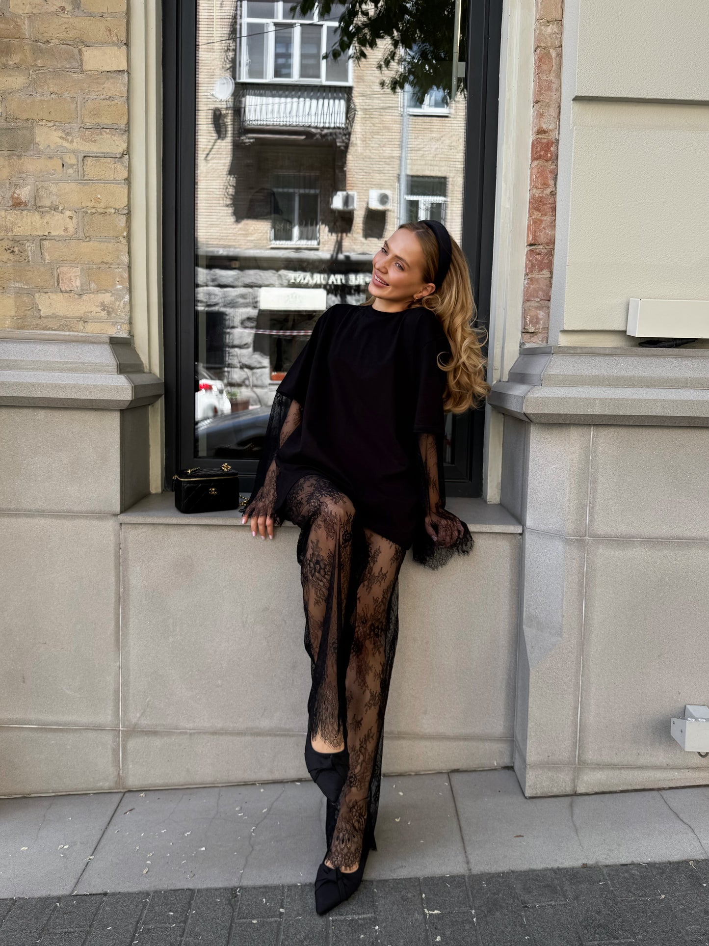 Футболка з мереживними рукавами