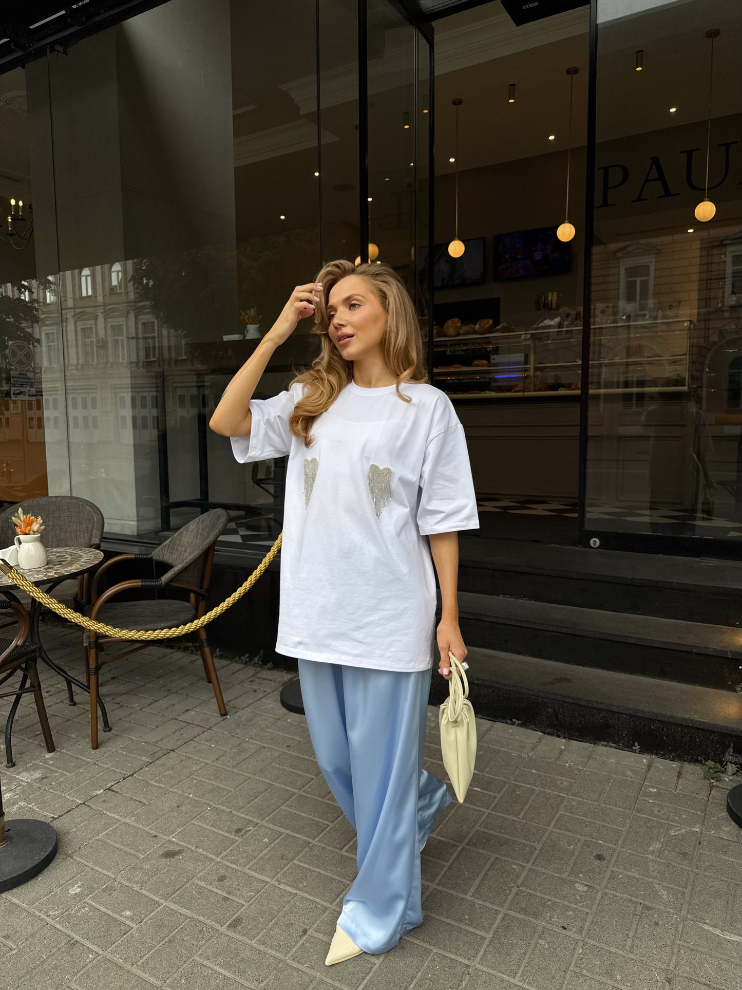 Футболка оверсайз з сердечками з страз