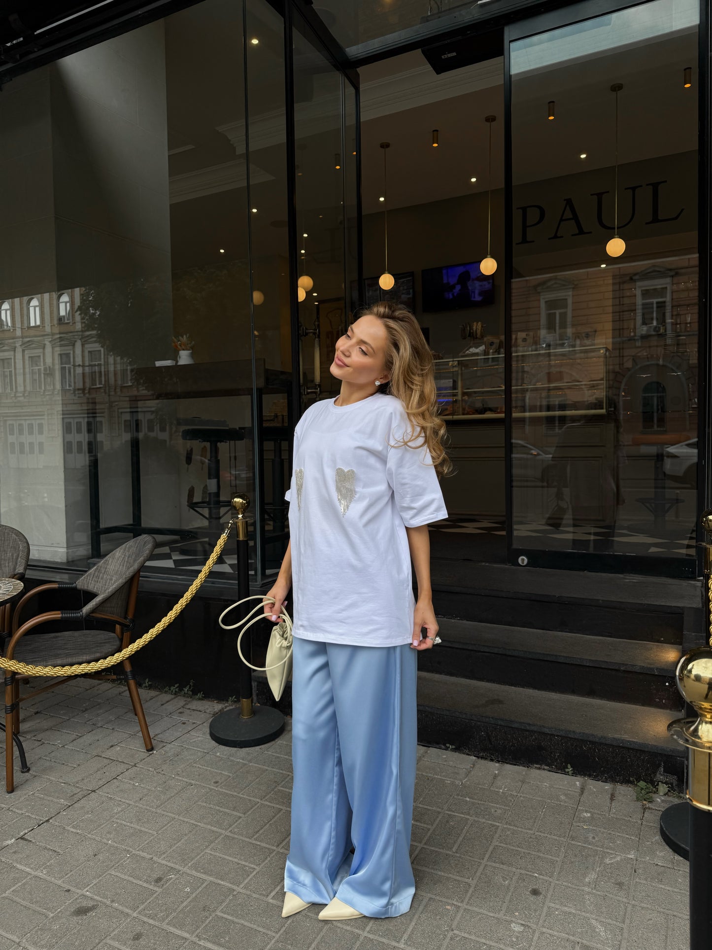 Футболка оверсайз з сердечками з страз