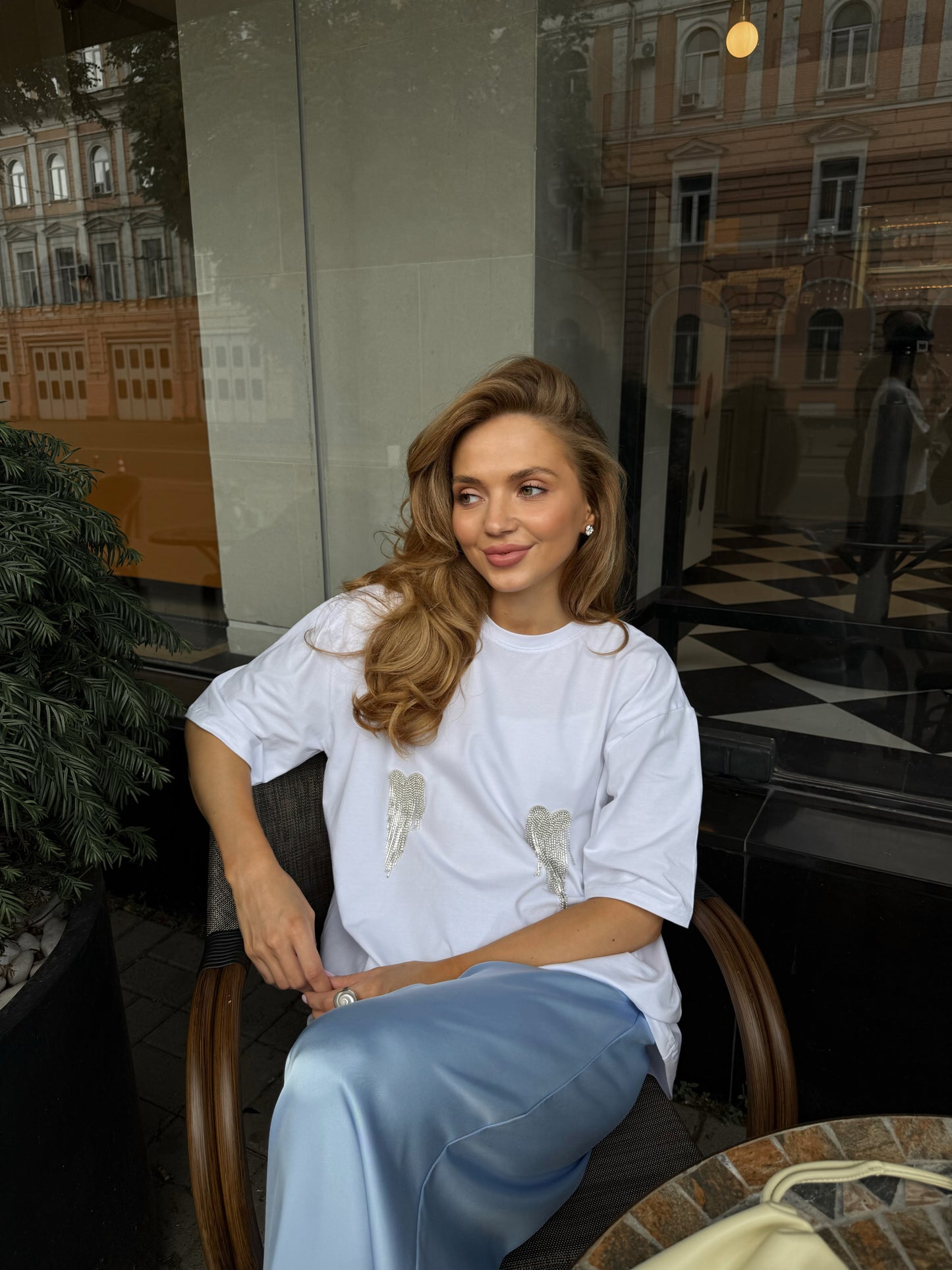 Футболка оверсайз з сердечками з страз