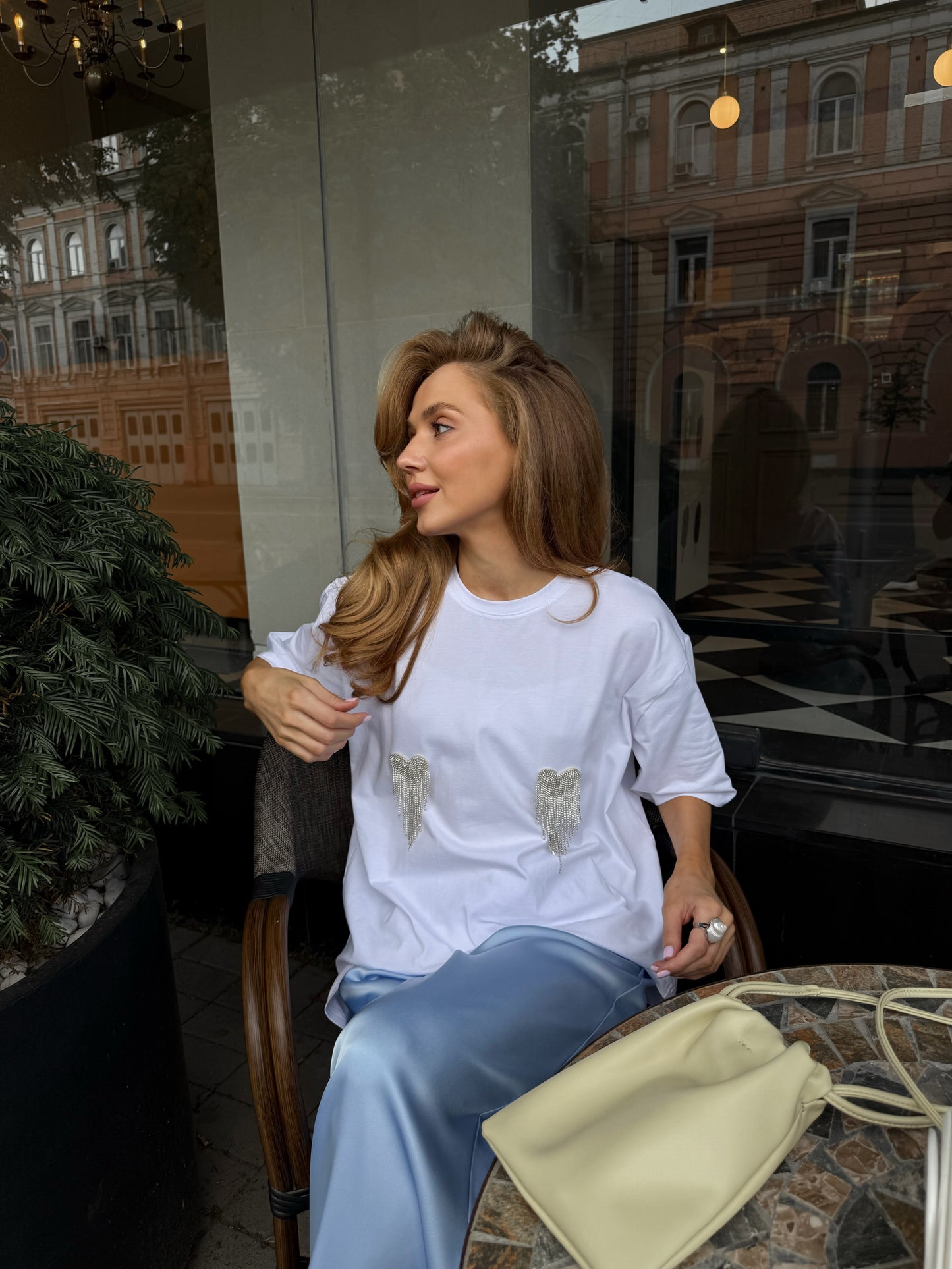 Футболка оверсайз з сердечками з страз