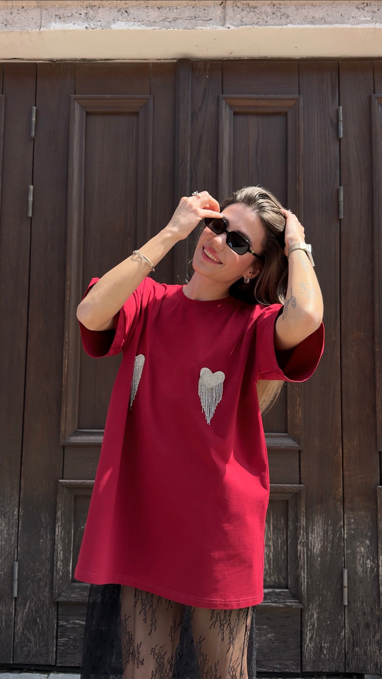 Футболка оверсайз з сердечками з страз