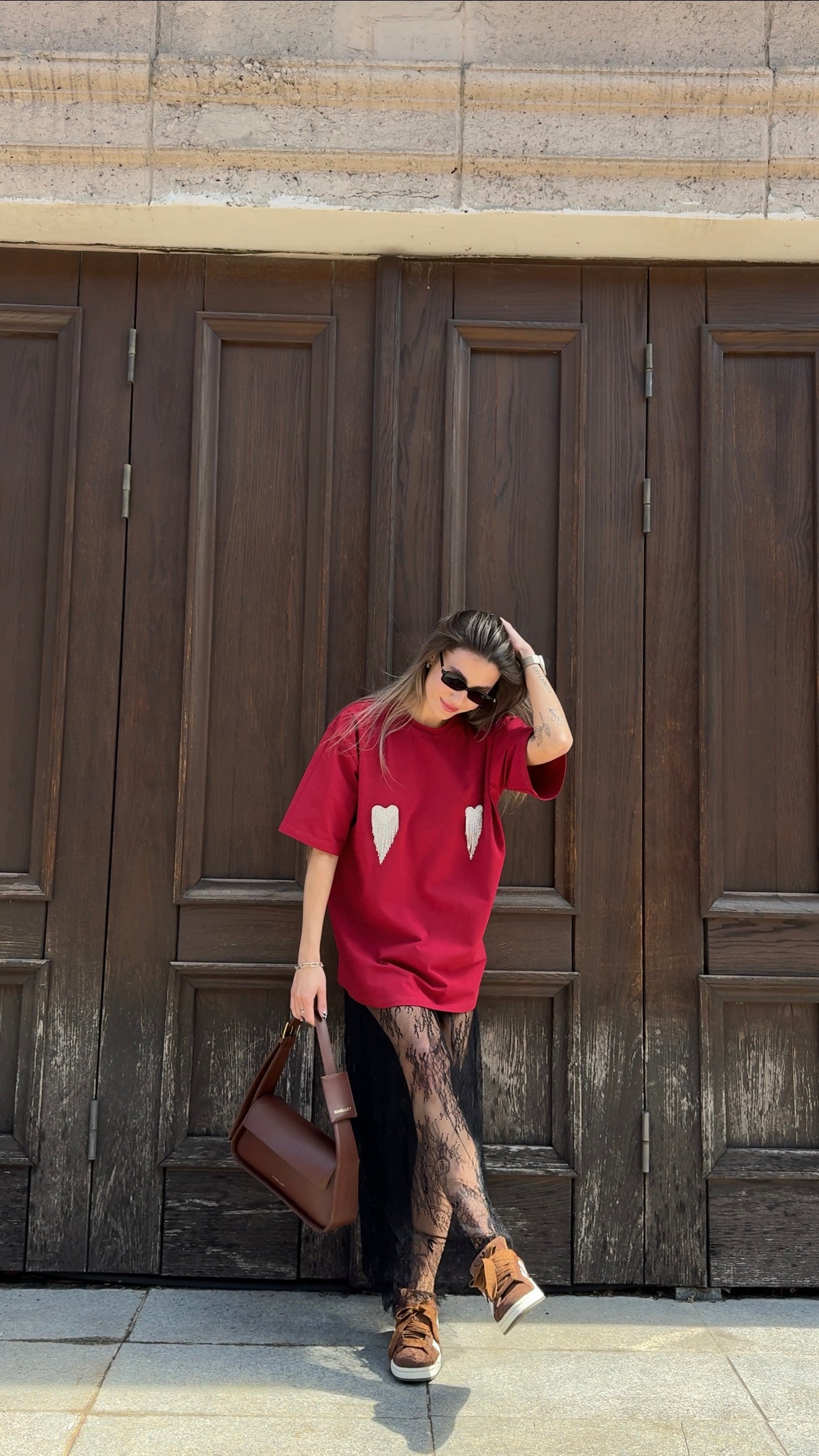 Футболка оверсайз з сердечками з страз