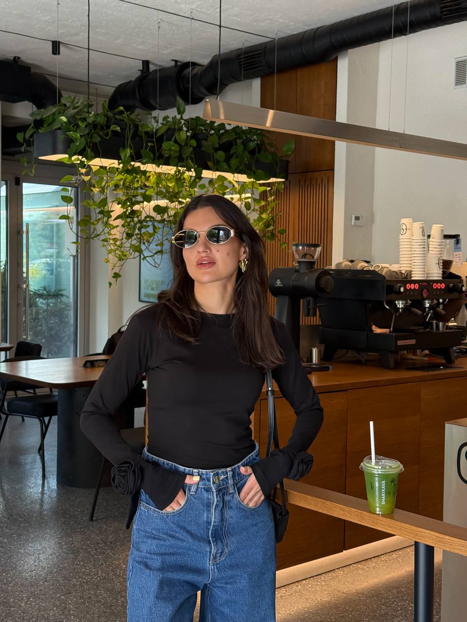 Лонгслів з трояндами на рукавах