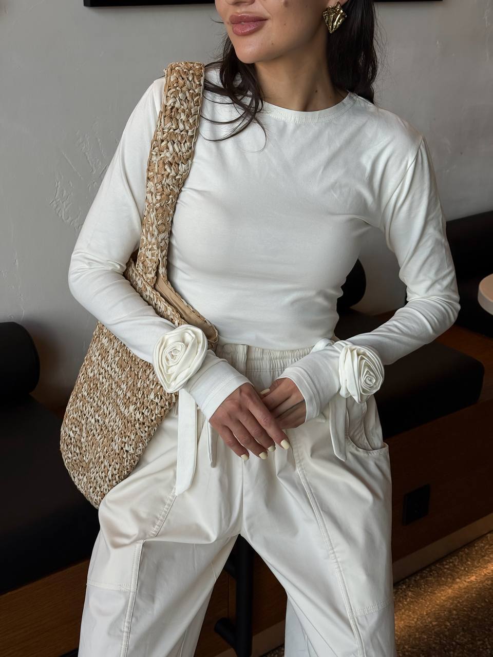 Лонгслів з трояндами на рукавах