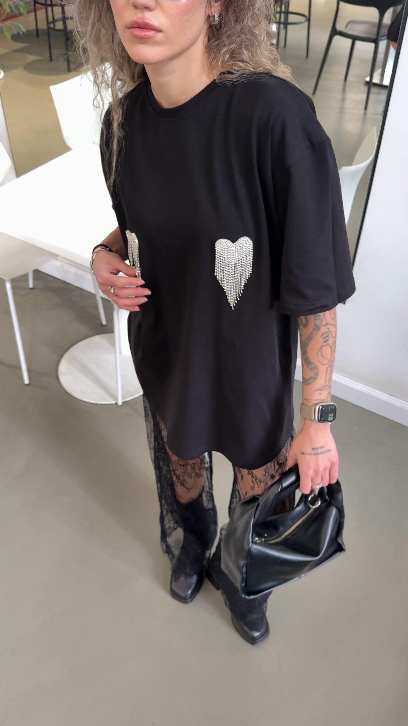 Футболка оверсайз з сердечками з страз
