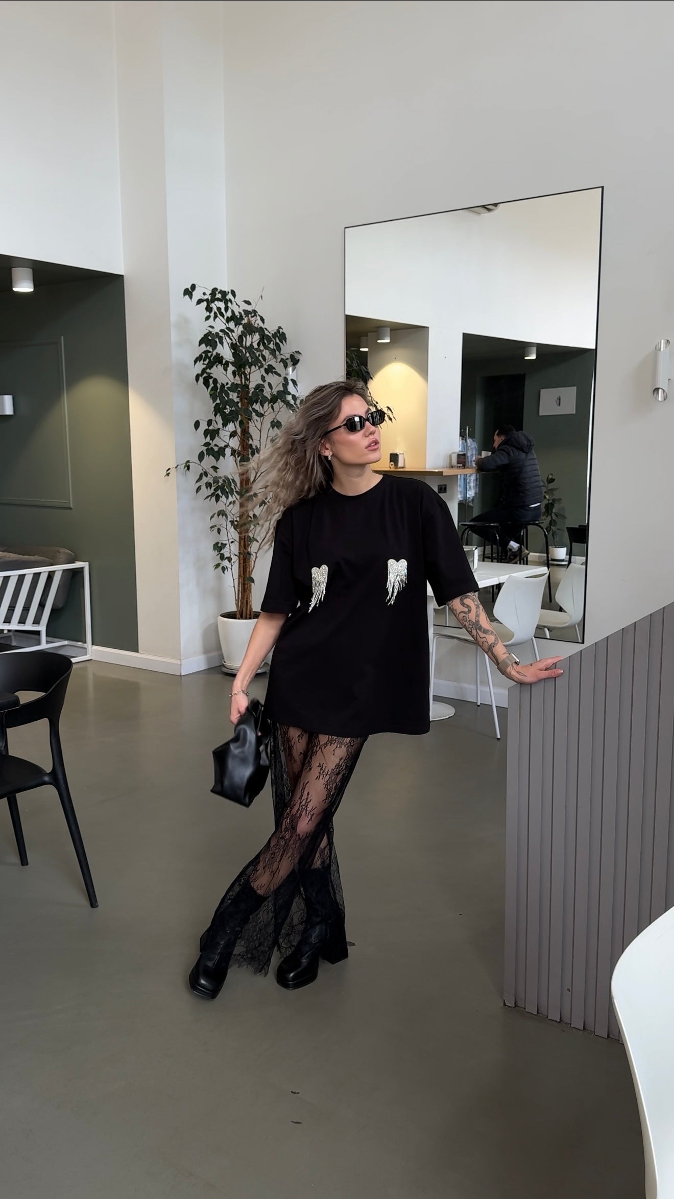 Футболка оверсайз з сердечками з страз