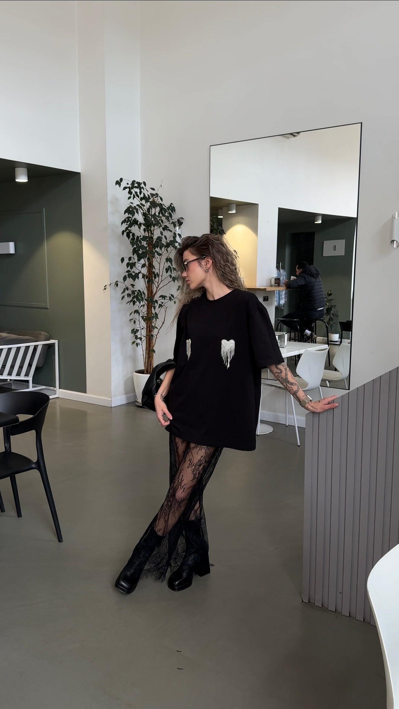 Футболка оверсайз з сердечками з страз