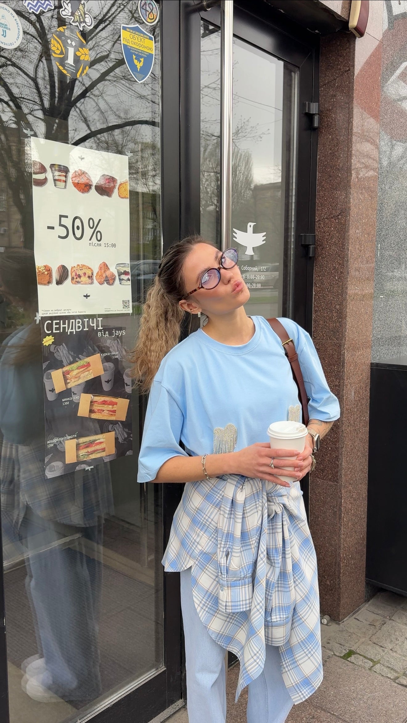 Футболка оверсайз з сердечками з страз