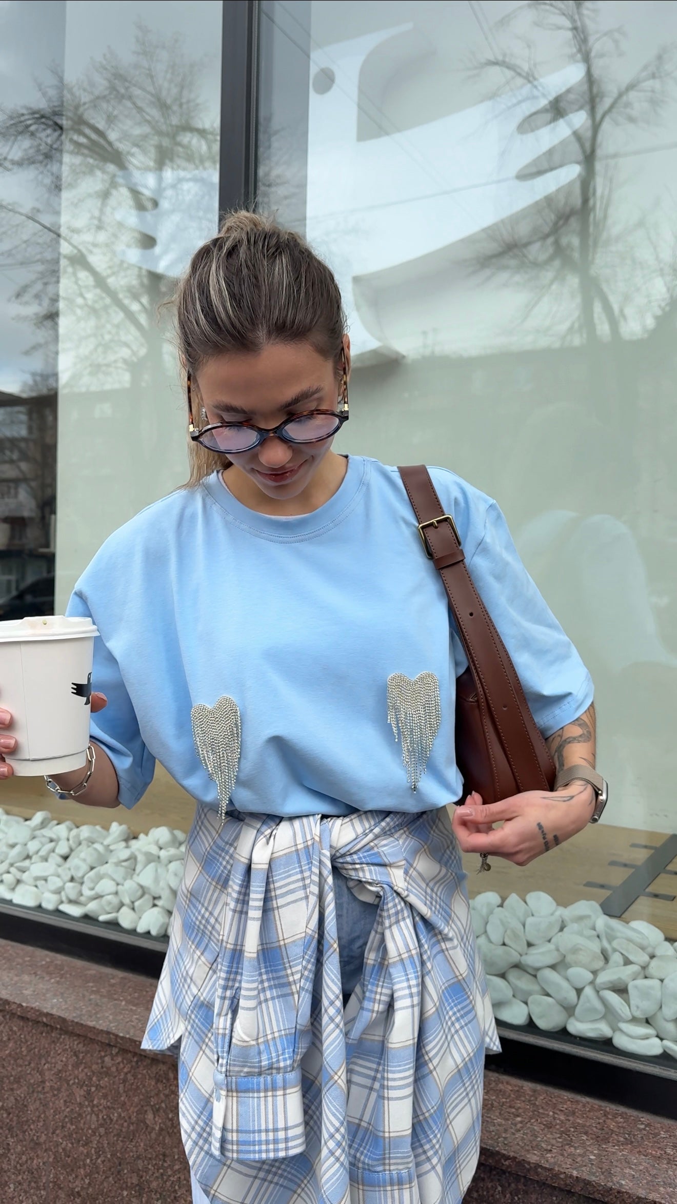 Футболка оверсайз з сердечками з страз