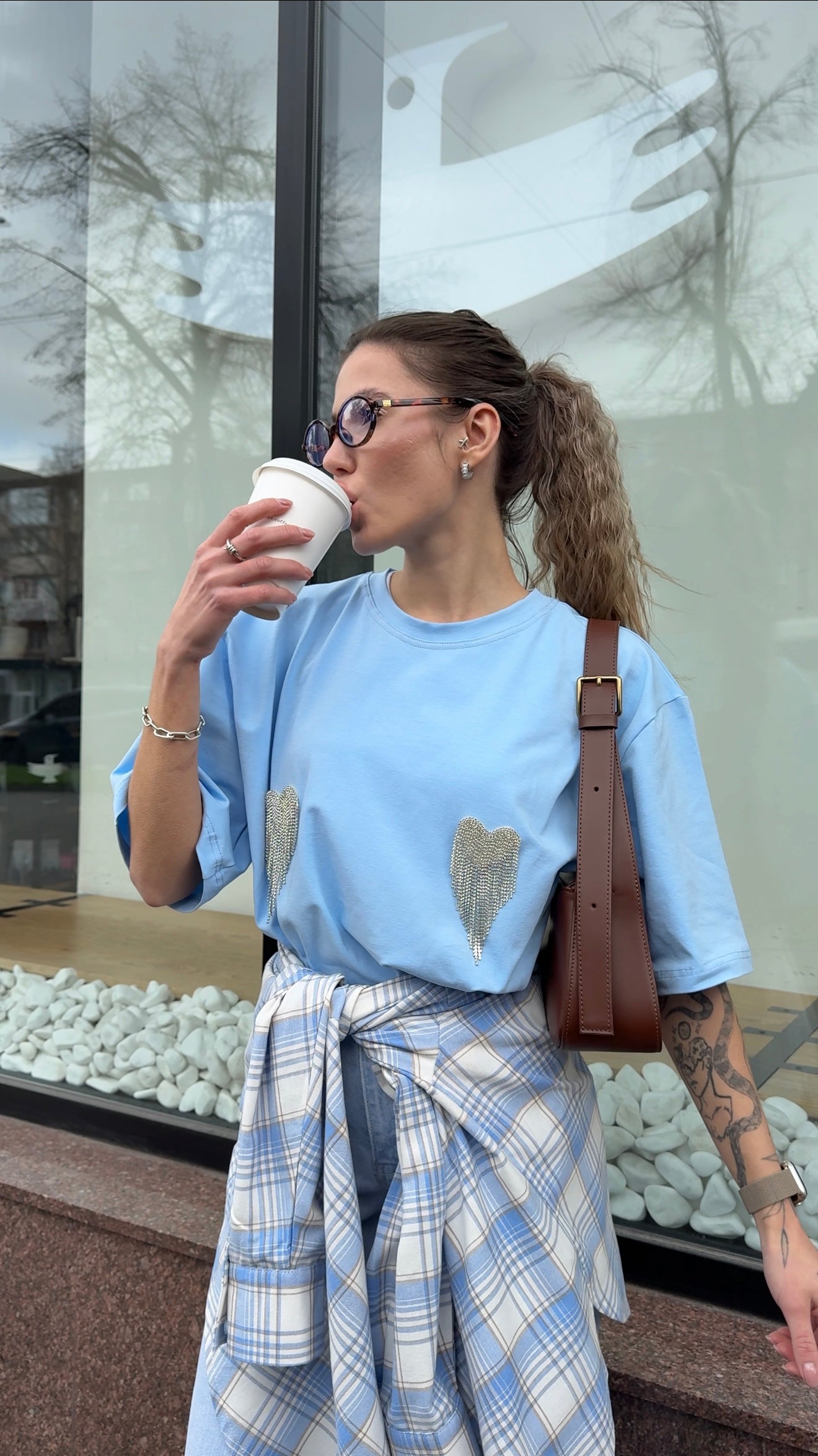 Футболка оверсайз з сердечками з страз