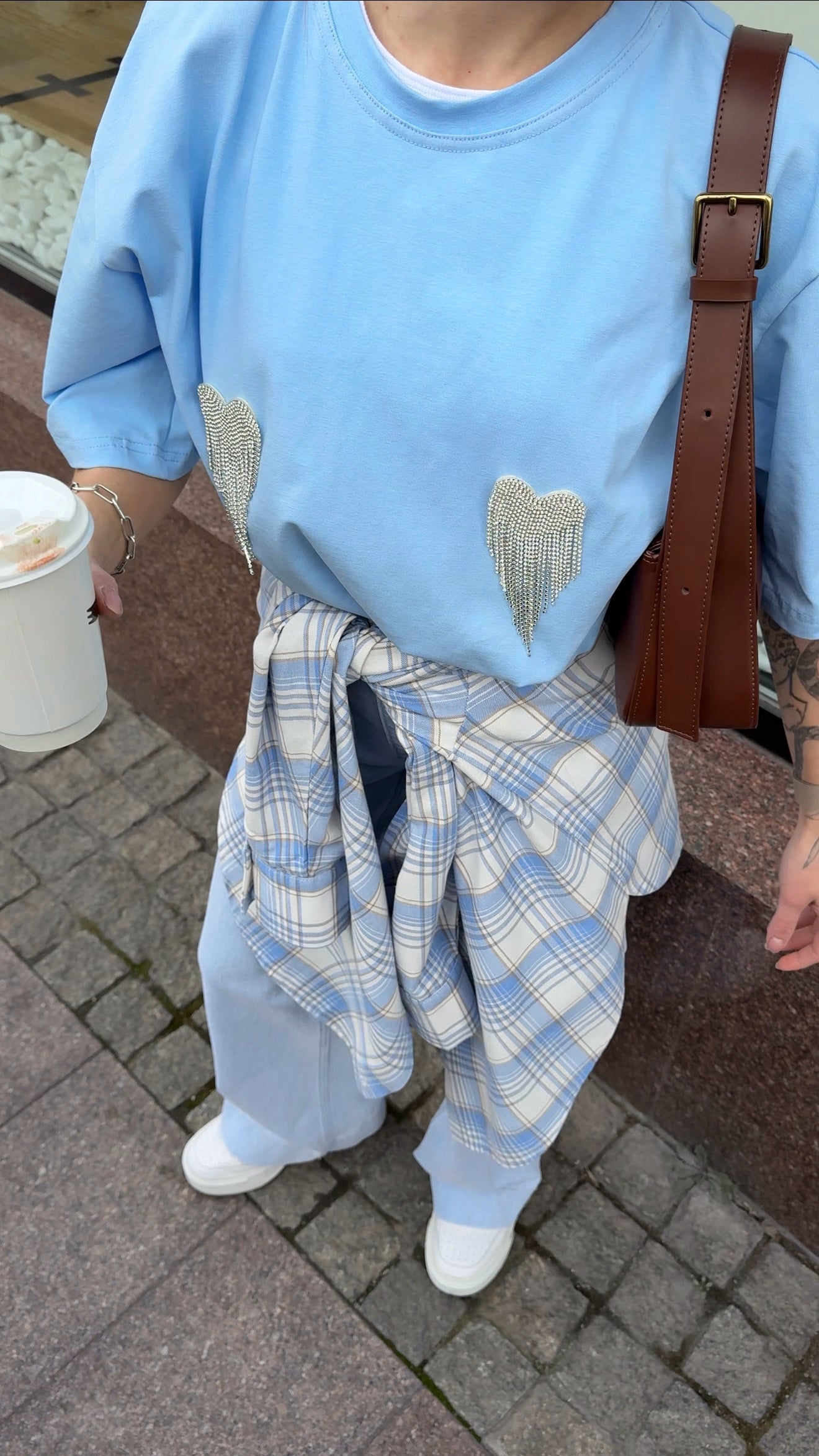 Футболка оверсайз з сердечками з страз