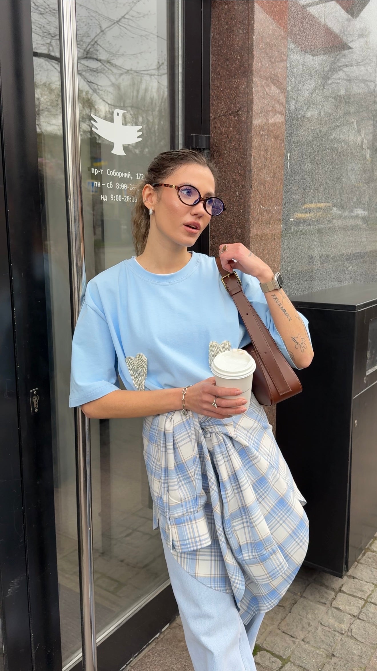 Футболка оверсайз з сердечками з страз