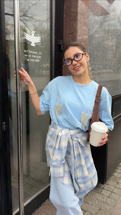 Футболка оверсайз з сердечками з страз