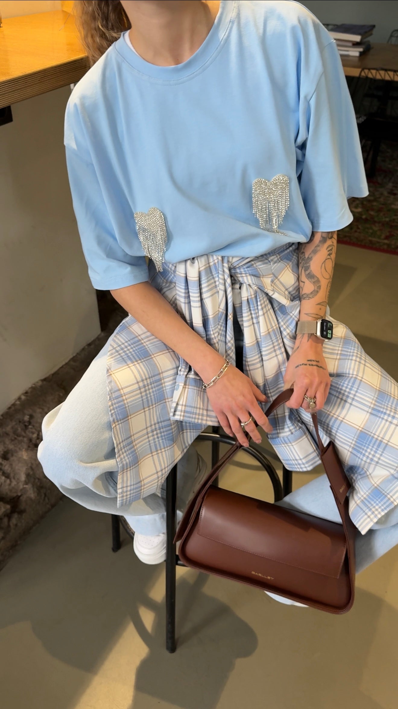 Футболка оверсайз з сердечками з страз