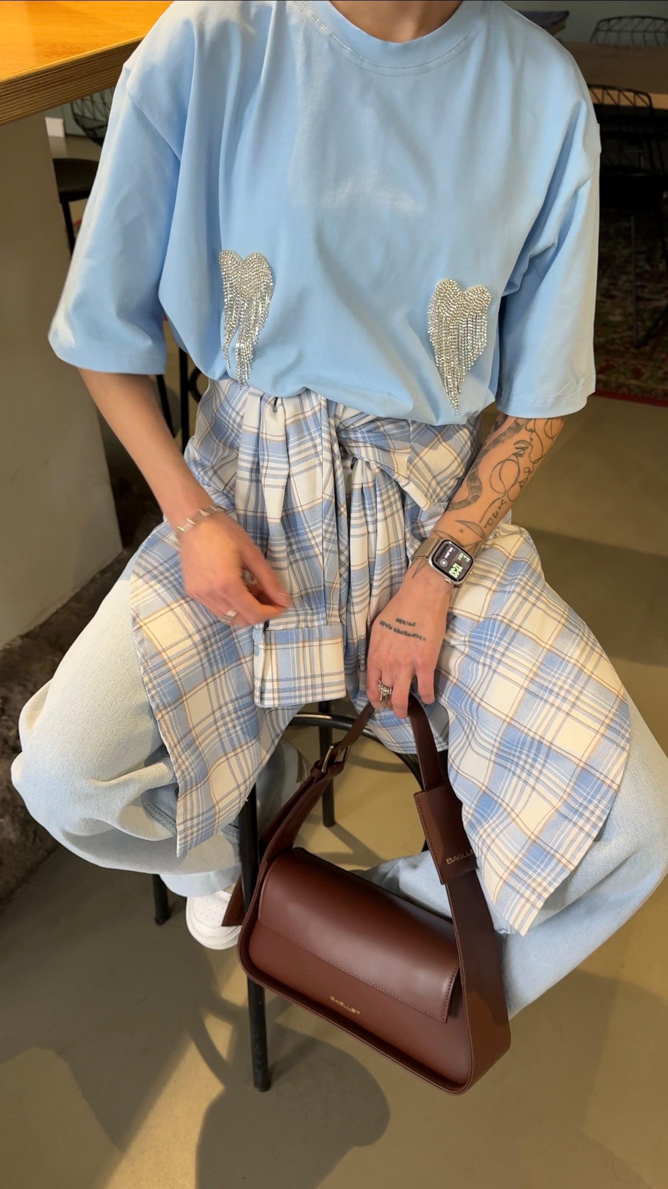 Футболка оверсайз з сердечками з страз