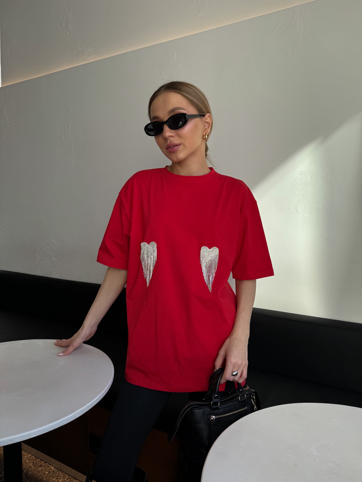 Футболка оверсайз з сердечками з страз