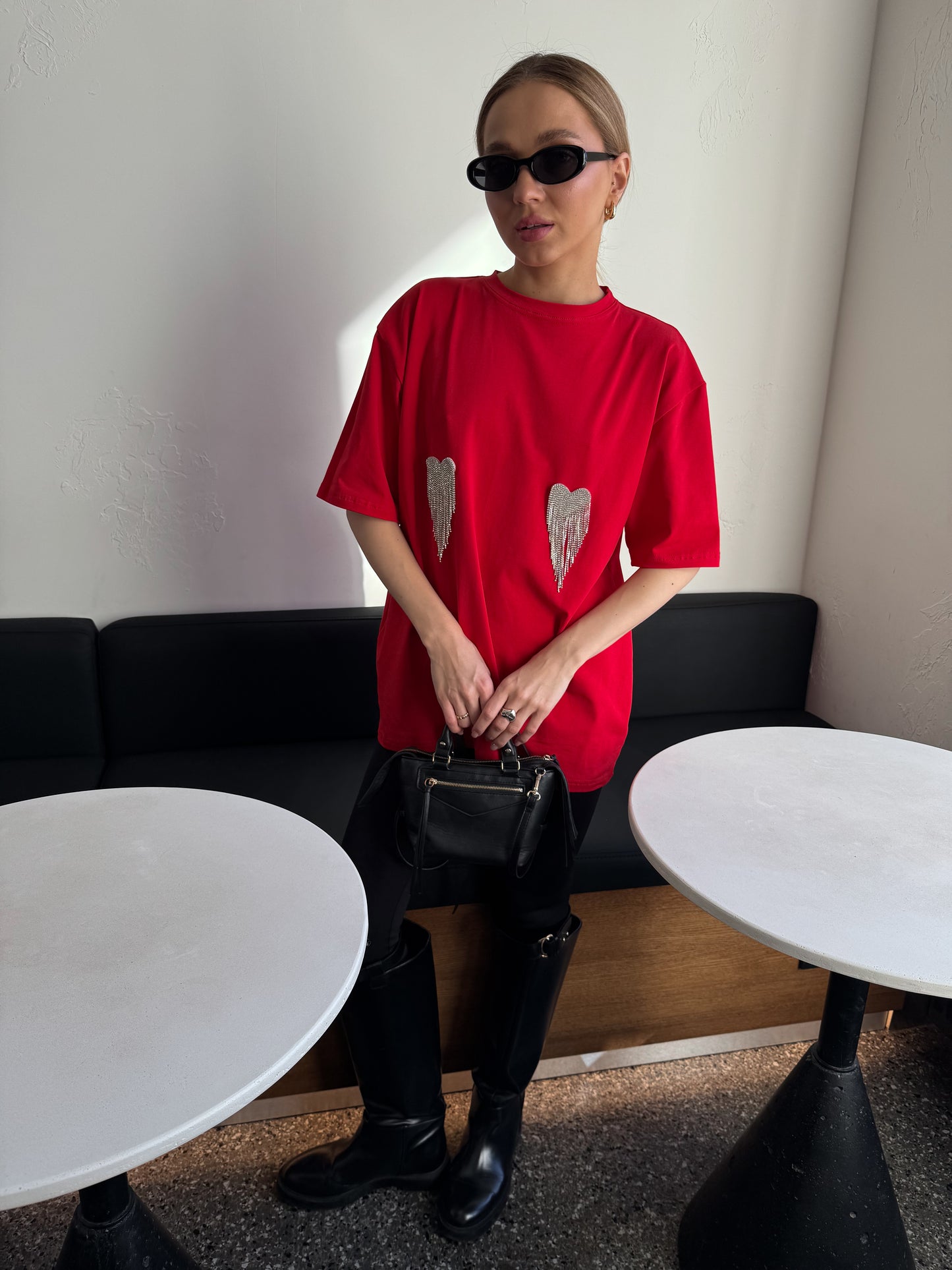 Футболка оверсайз з сердечками з страз